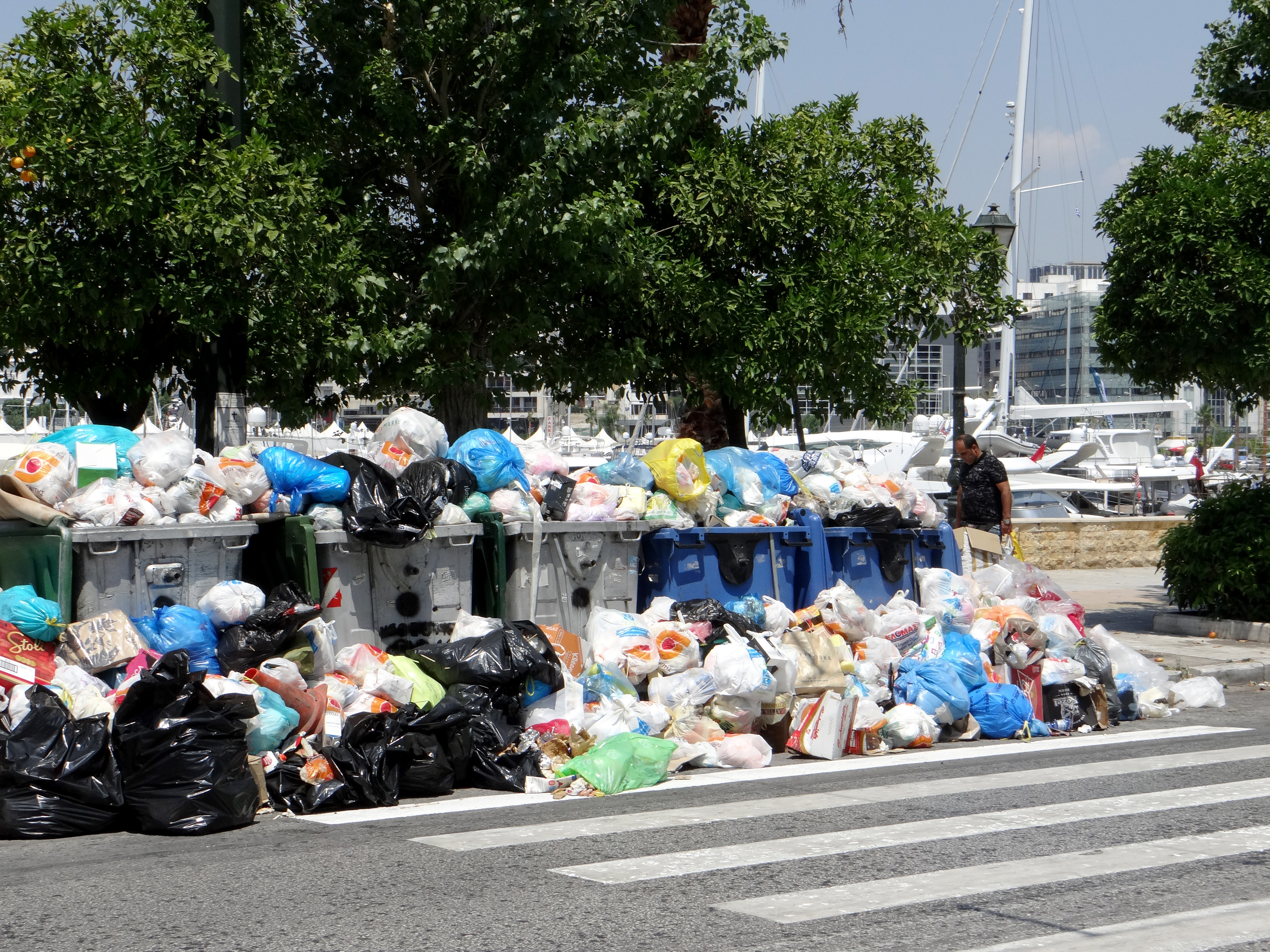 ΥΠΕΣ: Αν δεν γίνει δεκτή η πρότασή μας, ανοίγει ο δρόμος για ιδιώτες στην αποκομιδή