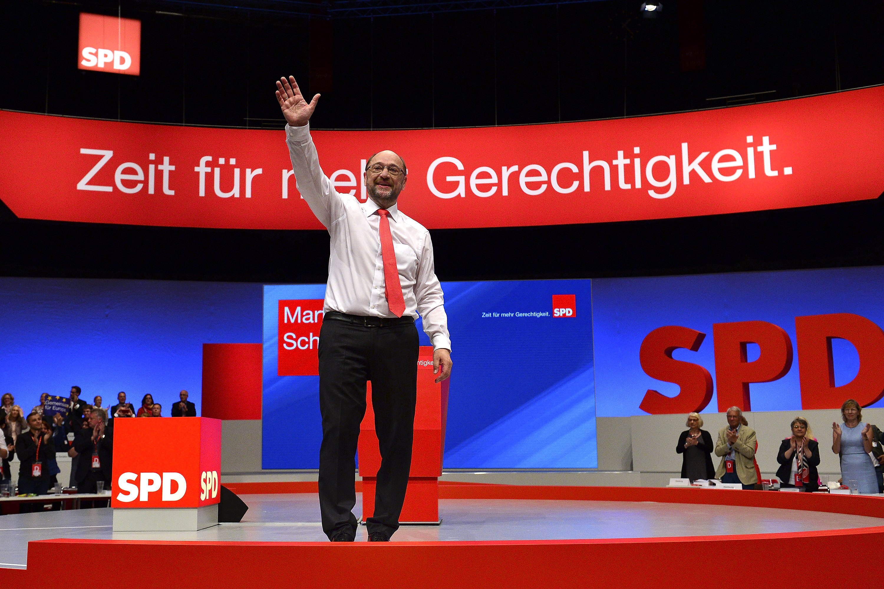 Για «αλαζονεία» κατηγορεί ο Σουλτς τη Μέρκελ