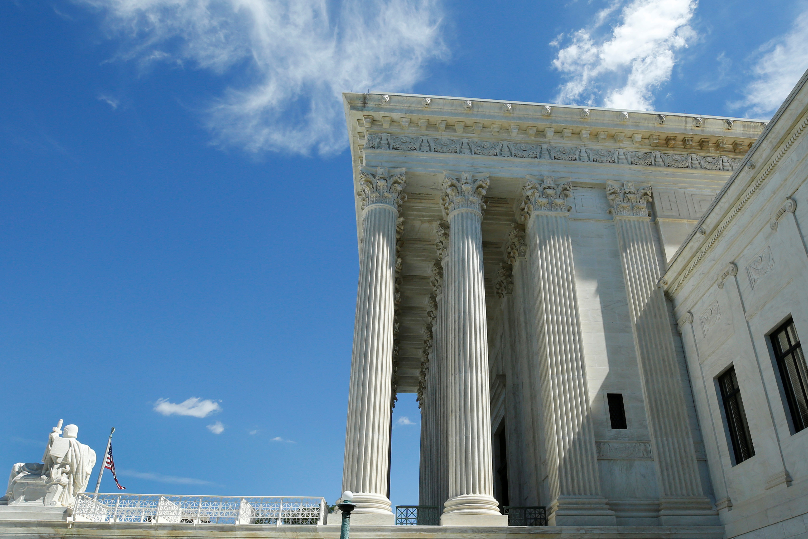 Επανέρχεται εν μέρει σε ισχύ το αντιμεταναστευτικό διάταγμα Τραμπ