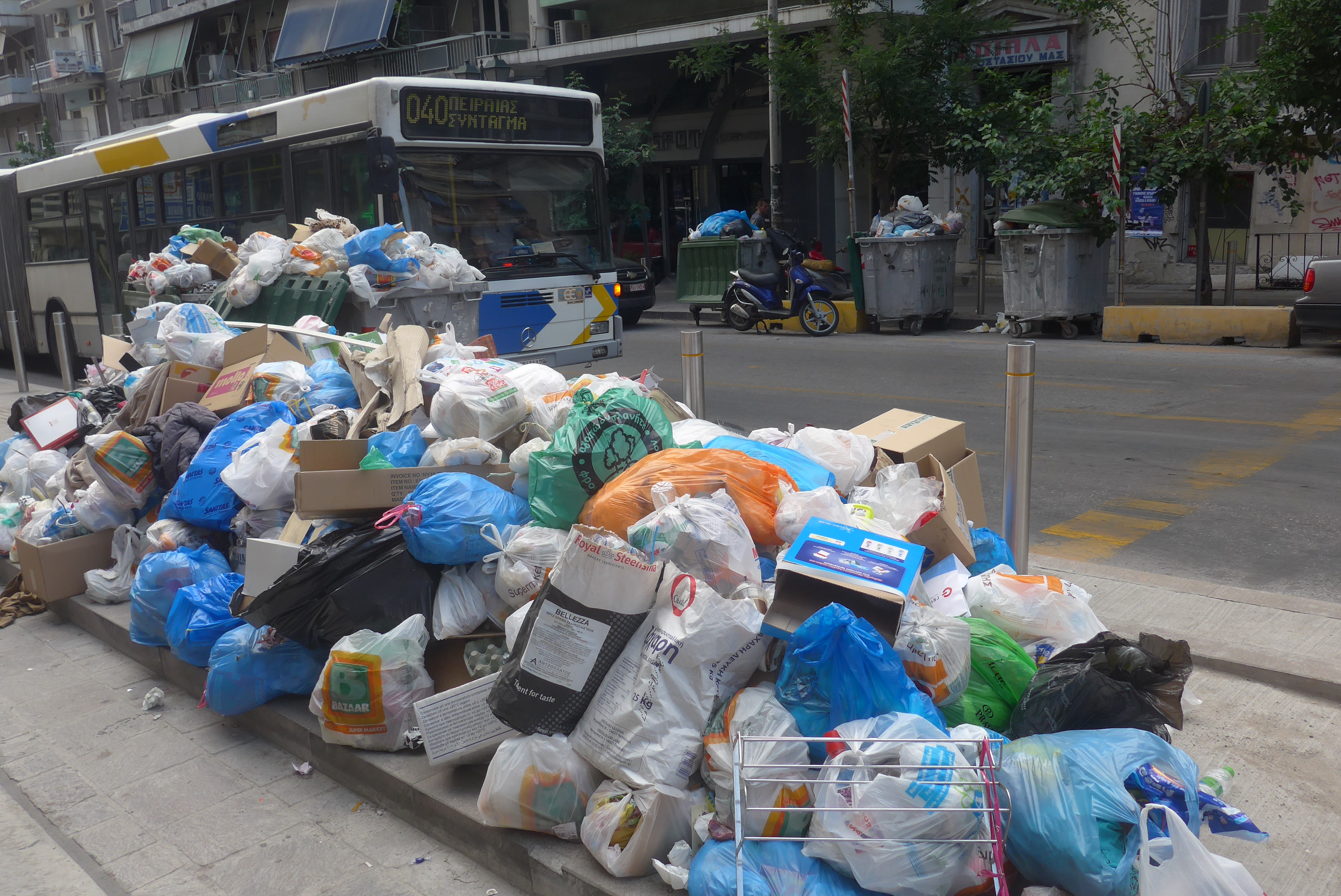 Παρέμβαση Τσίπρα προκειμένου να βρεθεί λύση για τα σκουπίδια