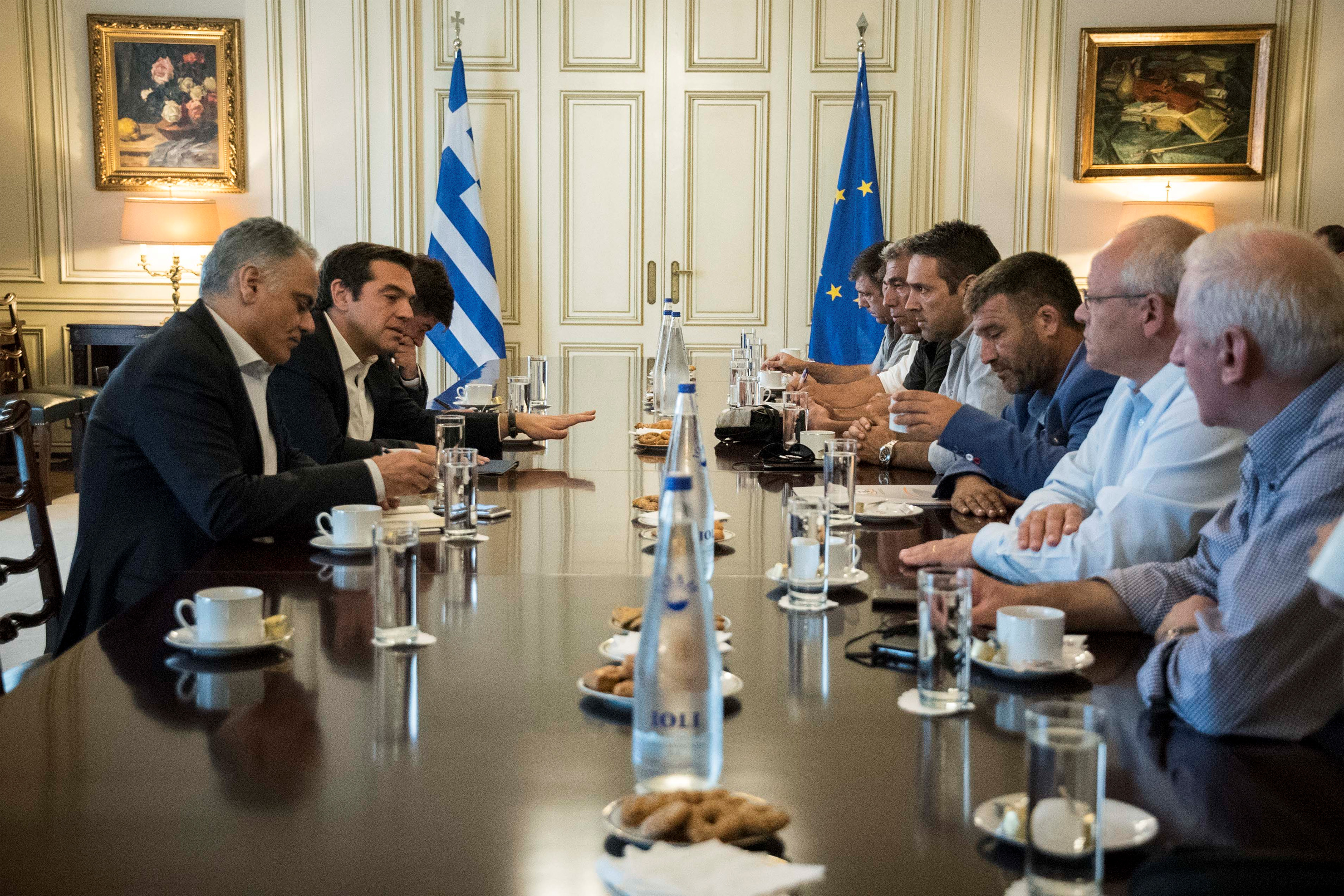 Στο Μαξίμου η ΠΟΕ-ΟΤΑ, στη Βουλή η τροπολογία για τους συμβασιούχους