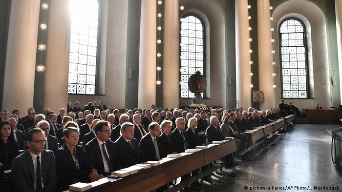 Ο Χέλμουτ Κολ διχάζει και μετά θάνατον