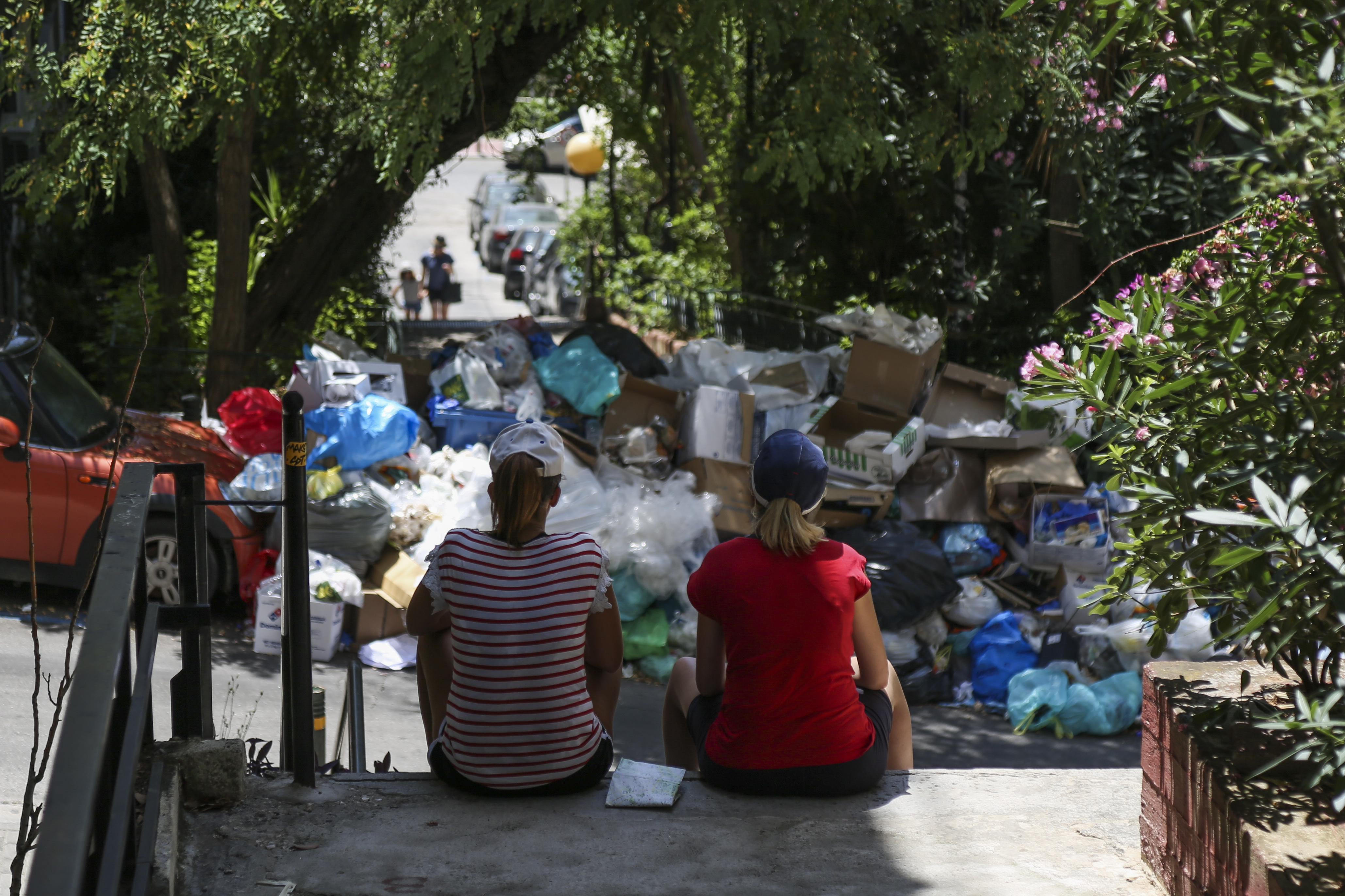 Ώρα μηδέν για τα σκουπίδια: Η ΠΟΕ-ΟΤΑ αποφασίζει, η κυβέρνηση αναμένει