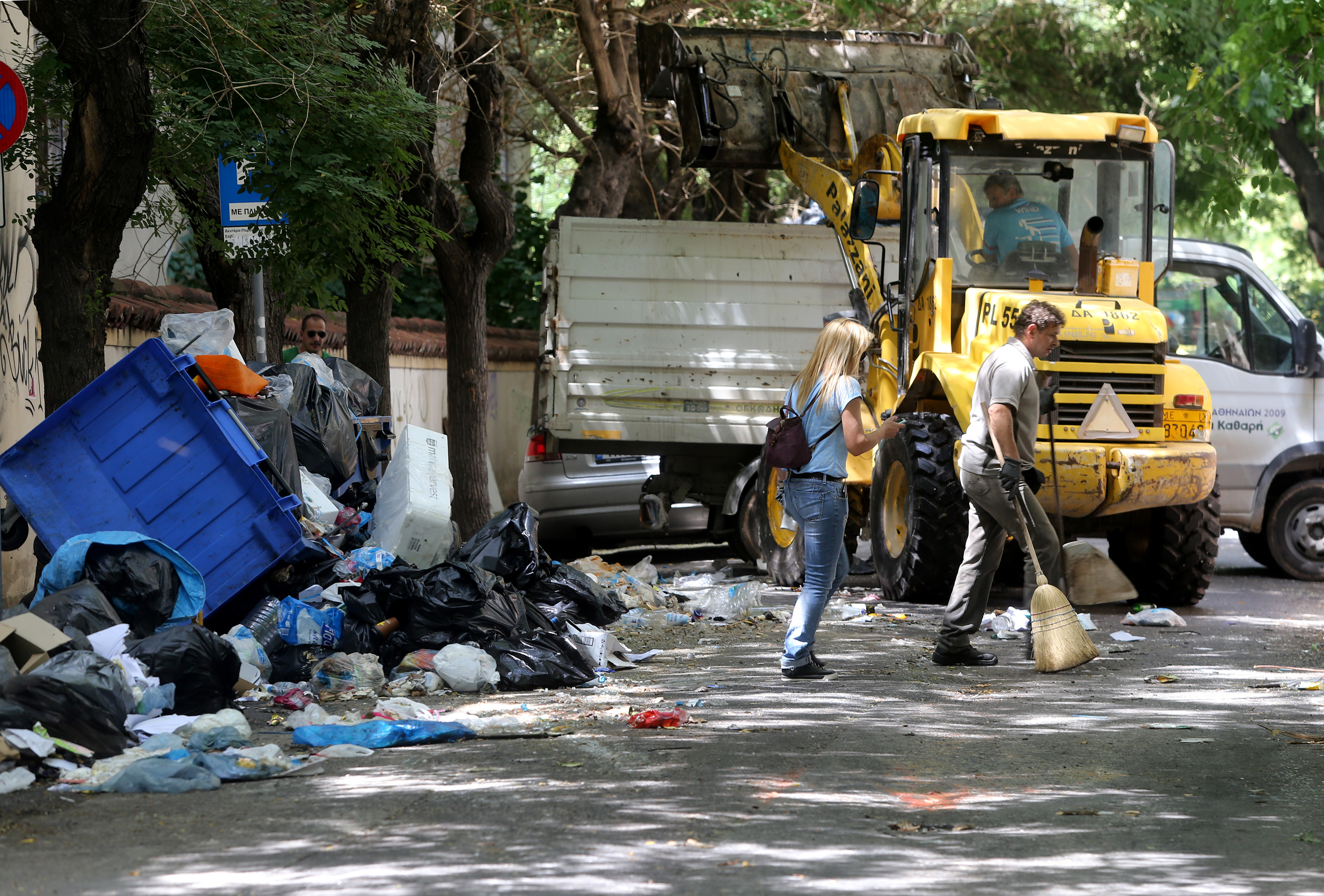 Τέσσερις ημέρες για να αδειάσουν οι δρόμοι από τα σκουπίδια