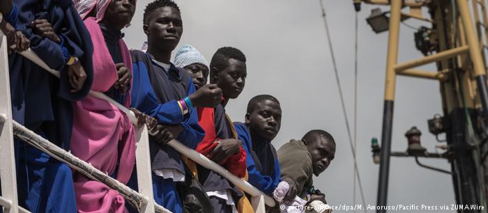 Η Ιταλία απειλεί να κλείσει τα λιμάνια της