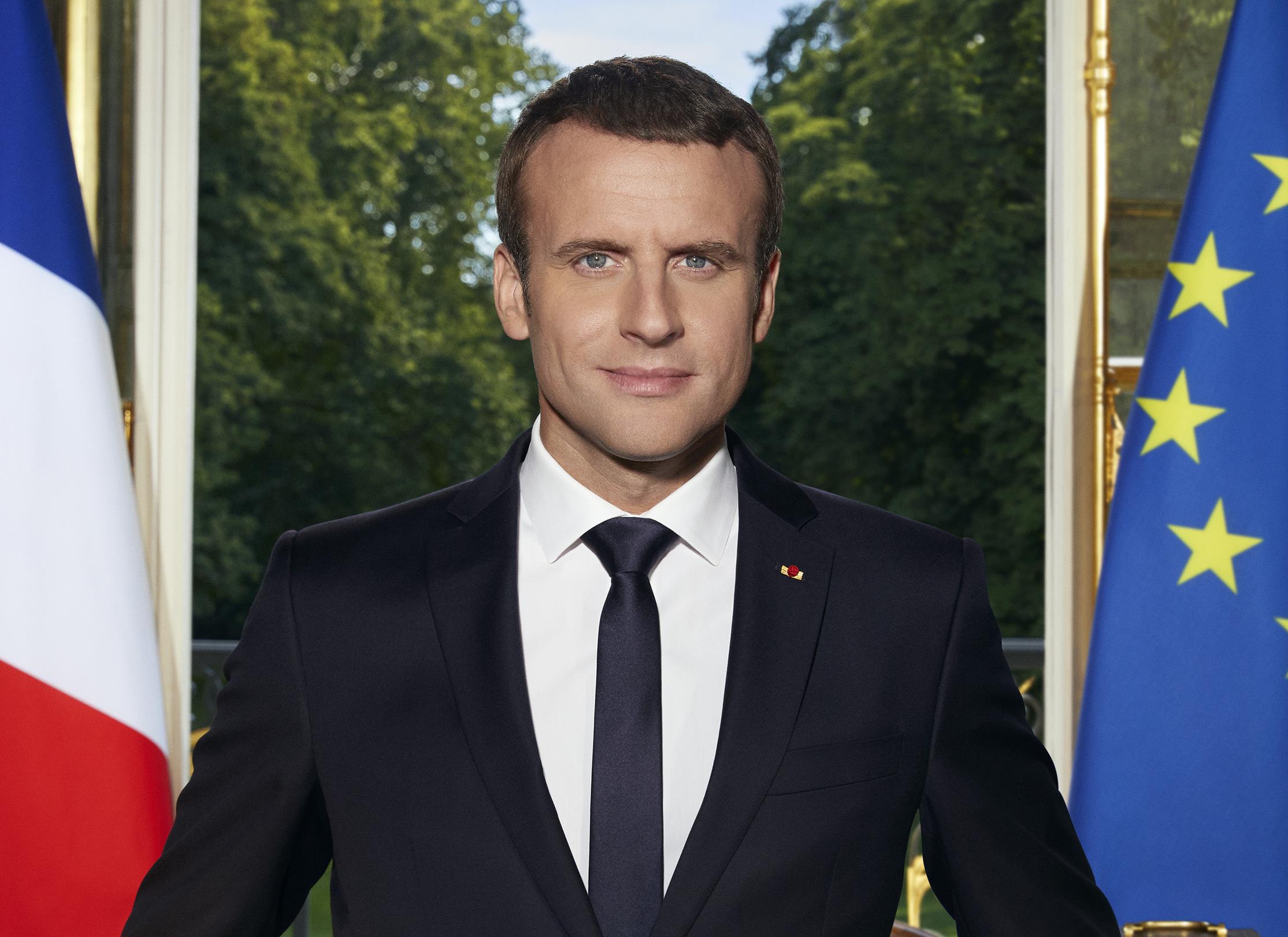 Τι μηνύματα στέλνει ο Μακρόν με το προεδρικό του πορτρέτο;
