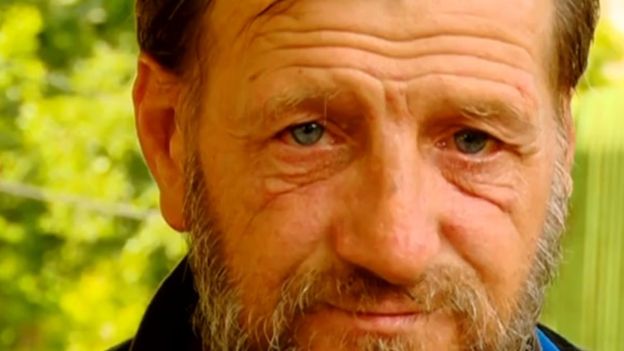 Τον είχαν για νεκρό και φρόντιζε τον τάφο του