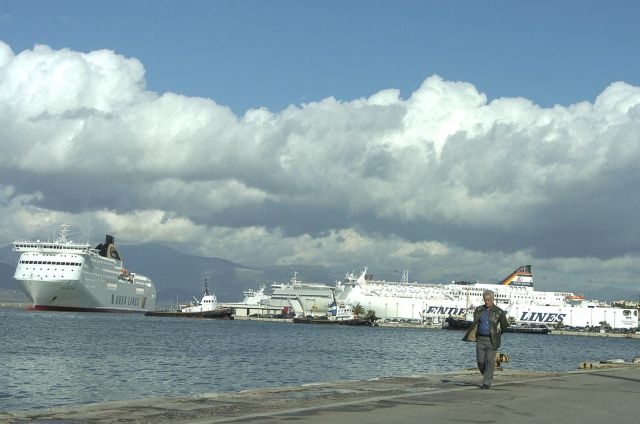 Bουτιά θανάτου για οδηγό ΙΧ στο λιμάνι της Πάτρας
