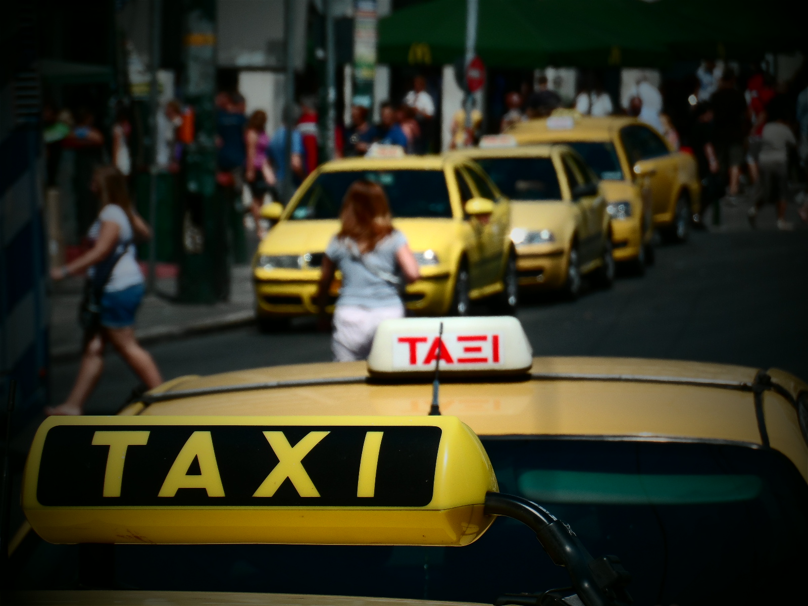 Χειροπέδες σε 13 οδηγούς ταξί για επεμβάσεις σε ταμειακές και ταξίμετρα