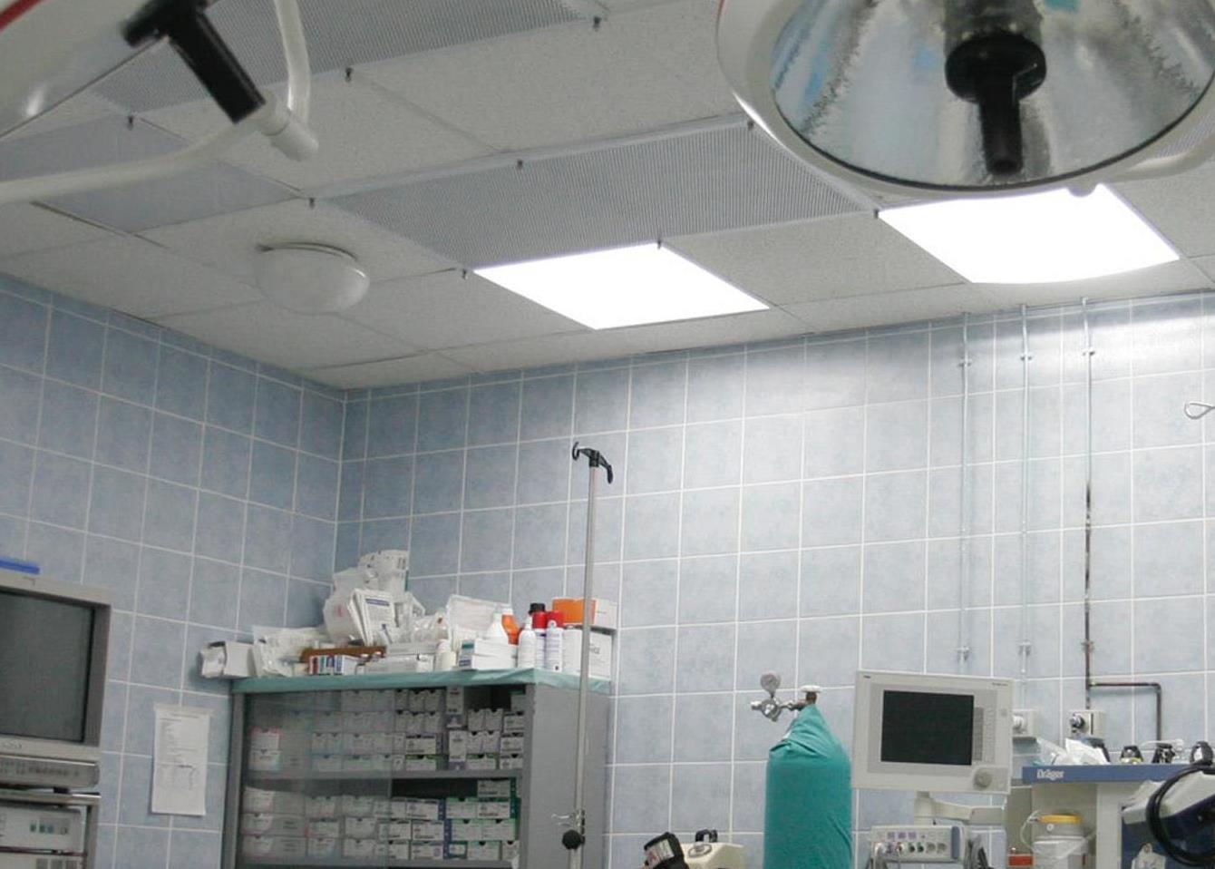 Μουσικός παίζει κιθάρα ενώ χειρουργείται στον εγκέφαλο