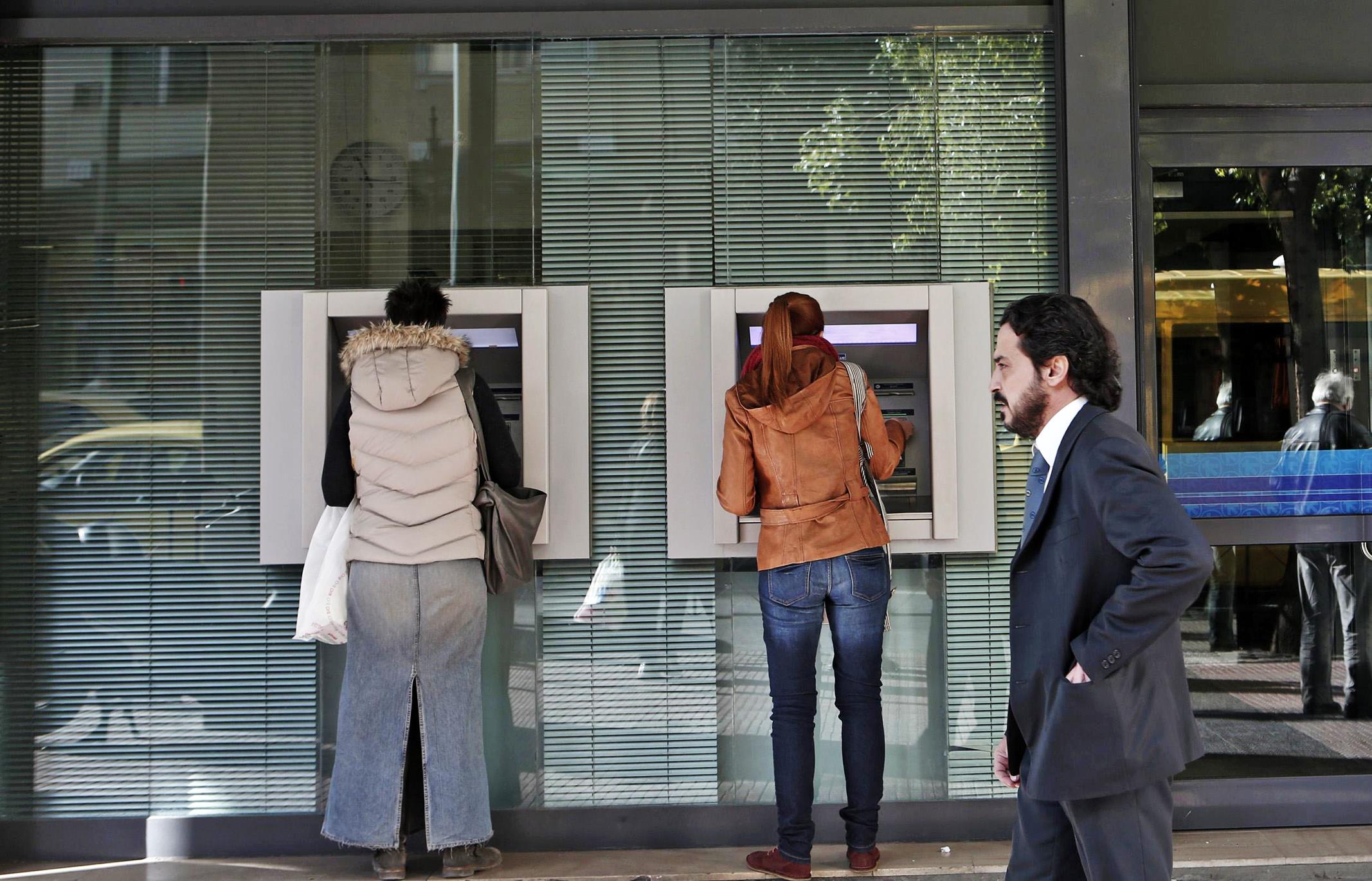 Χίλιους λογαριασμούς κάθε ημέρα αδειάζει η Εφορία