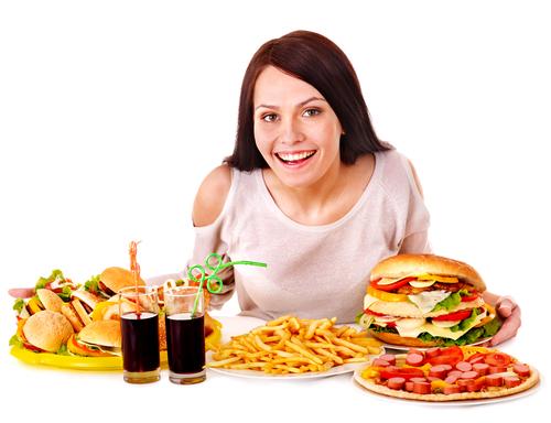 Μελέτη εξηγεί γιατί ο συνδυασμός αναψυκτικού και φαγητού μας παχαίνει