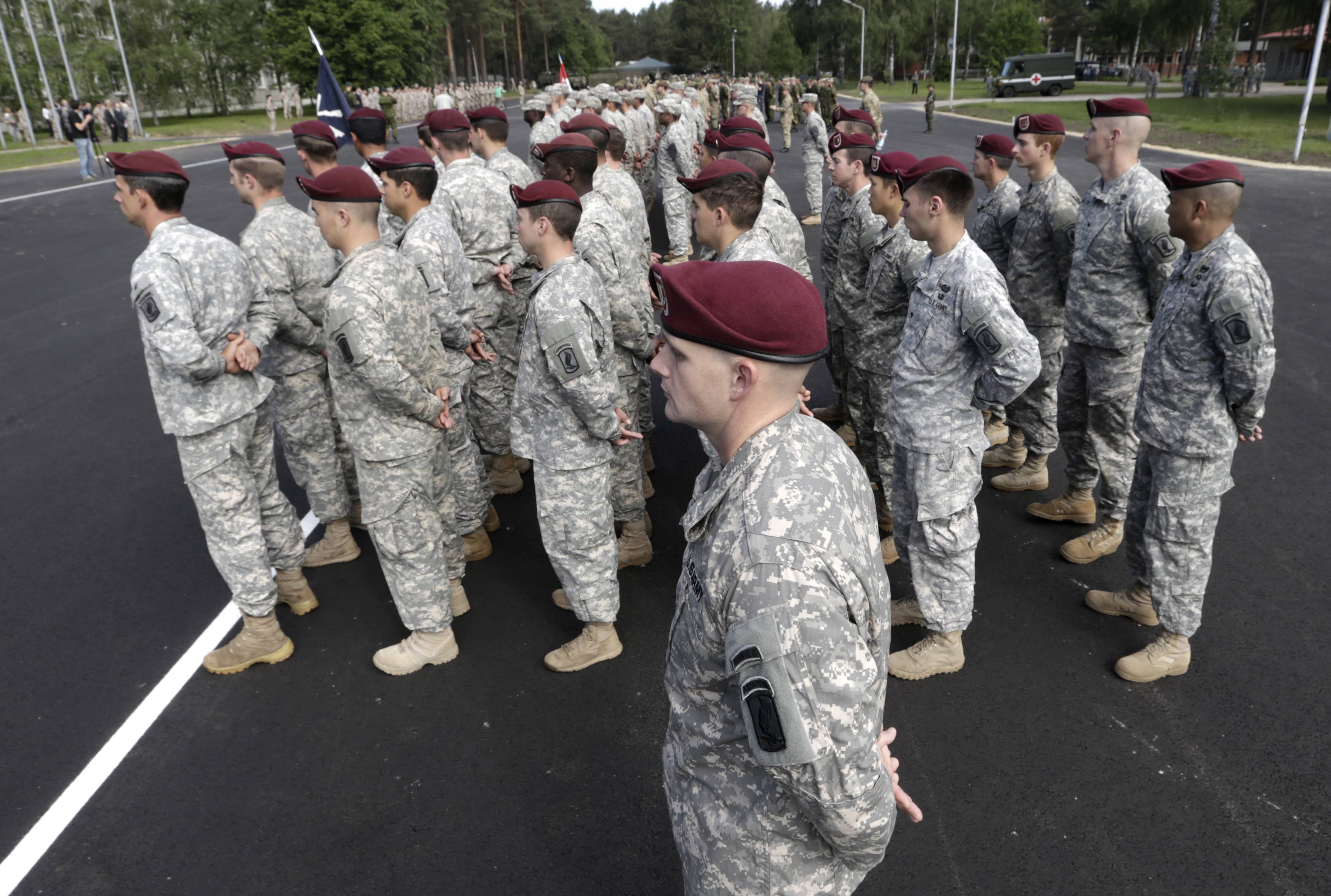 Ο Τραμπ «ξηλώνει» τους τρανσέξουαλ από το στράτευμα