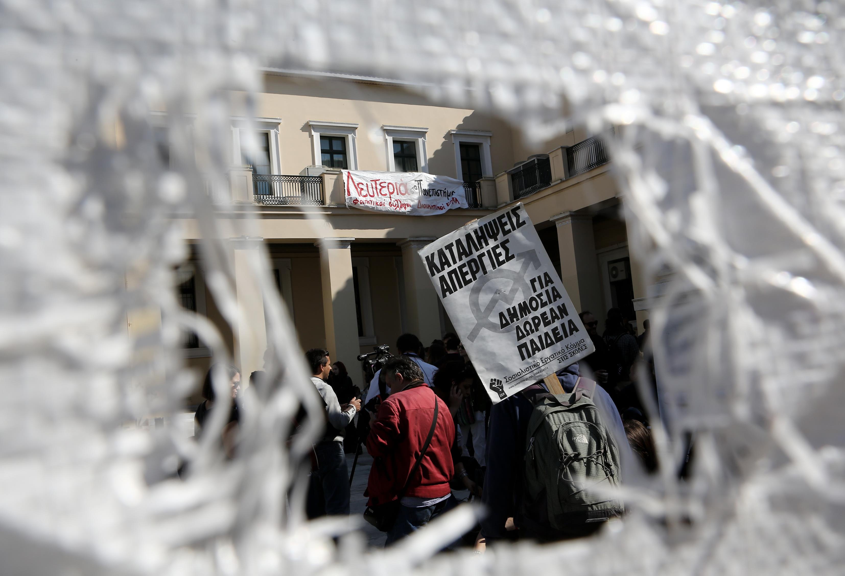 Κατάληψη στην πρυτανεία του Πανεπιστημίου Θεσσαλίας, μία τραυματίας