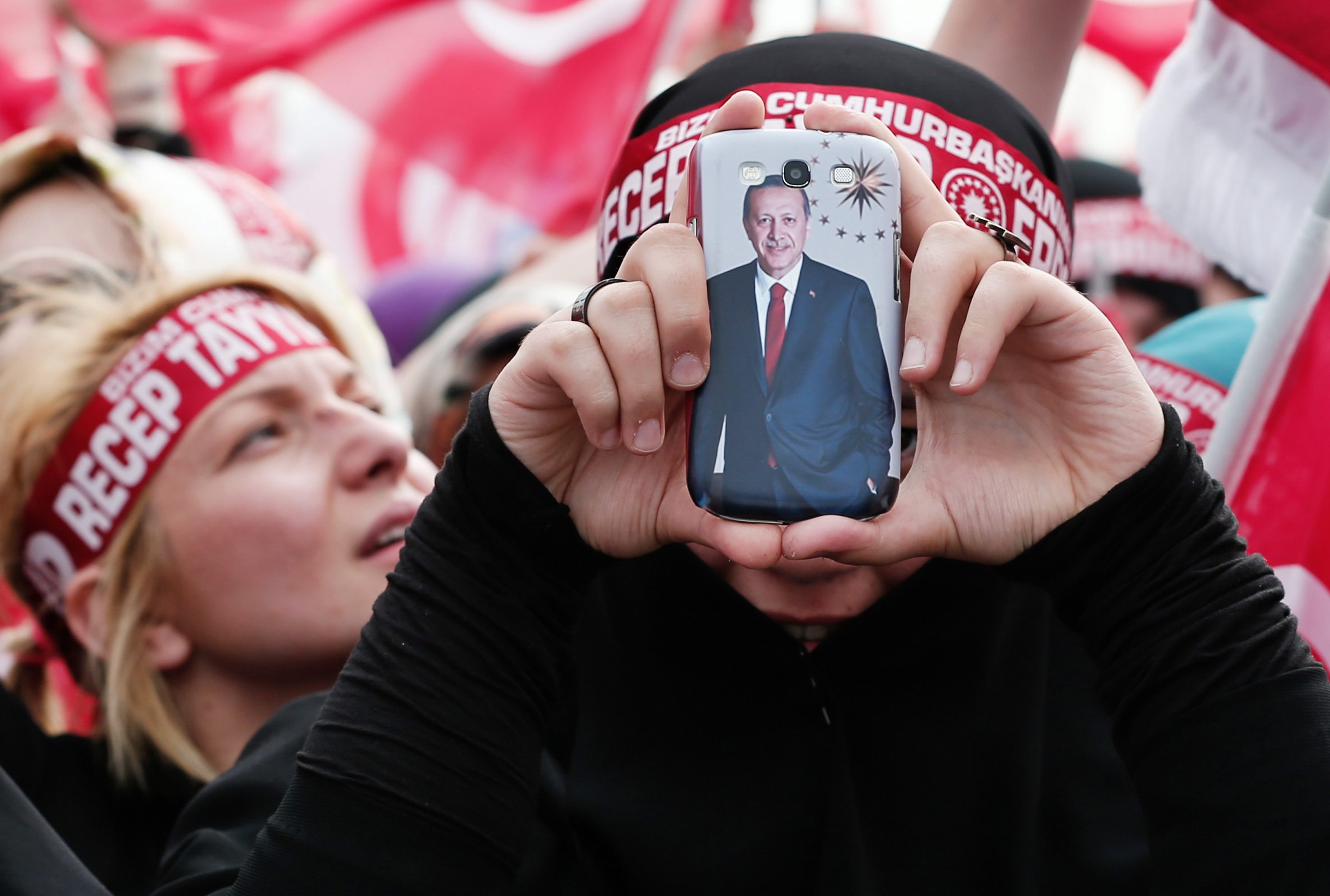 «Ακούτε τον πρόεδρο»: Με το ζόρι ο Ερντογάν στα τηλέφωνα των Τούρκων…