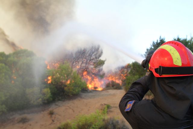 Yπό μερικό έλεγχο η πυρκαγιά στην Ηλεία, σε ύφεση στη Ζάκυνθο