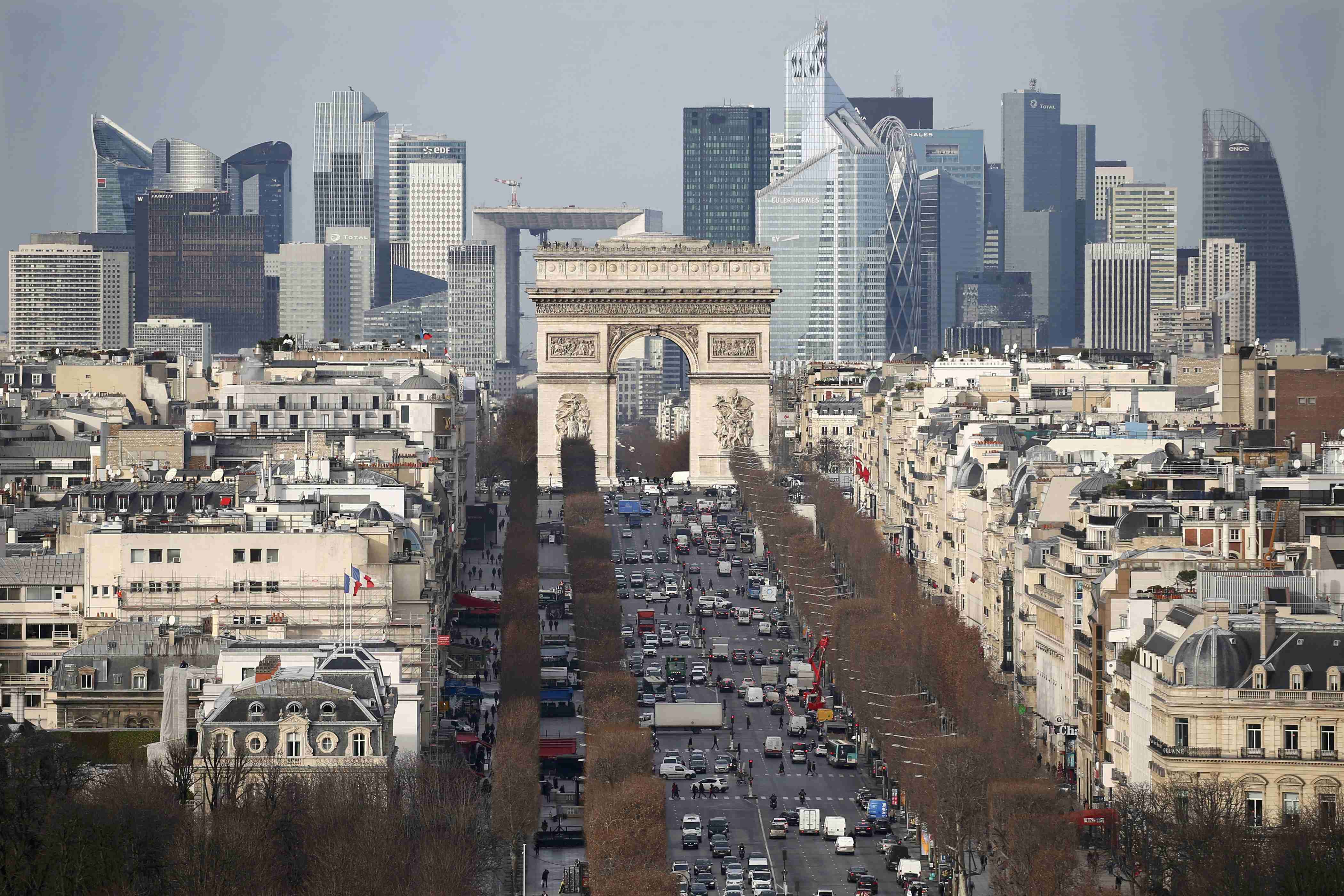 Το Παρίσι φλερτάρει τις τράπεζες του Λονδίνου μετά το Brexit