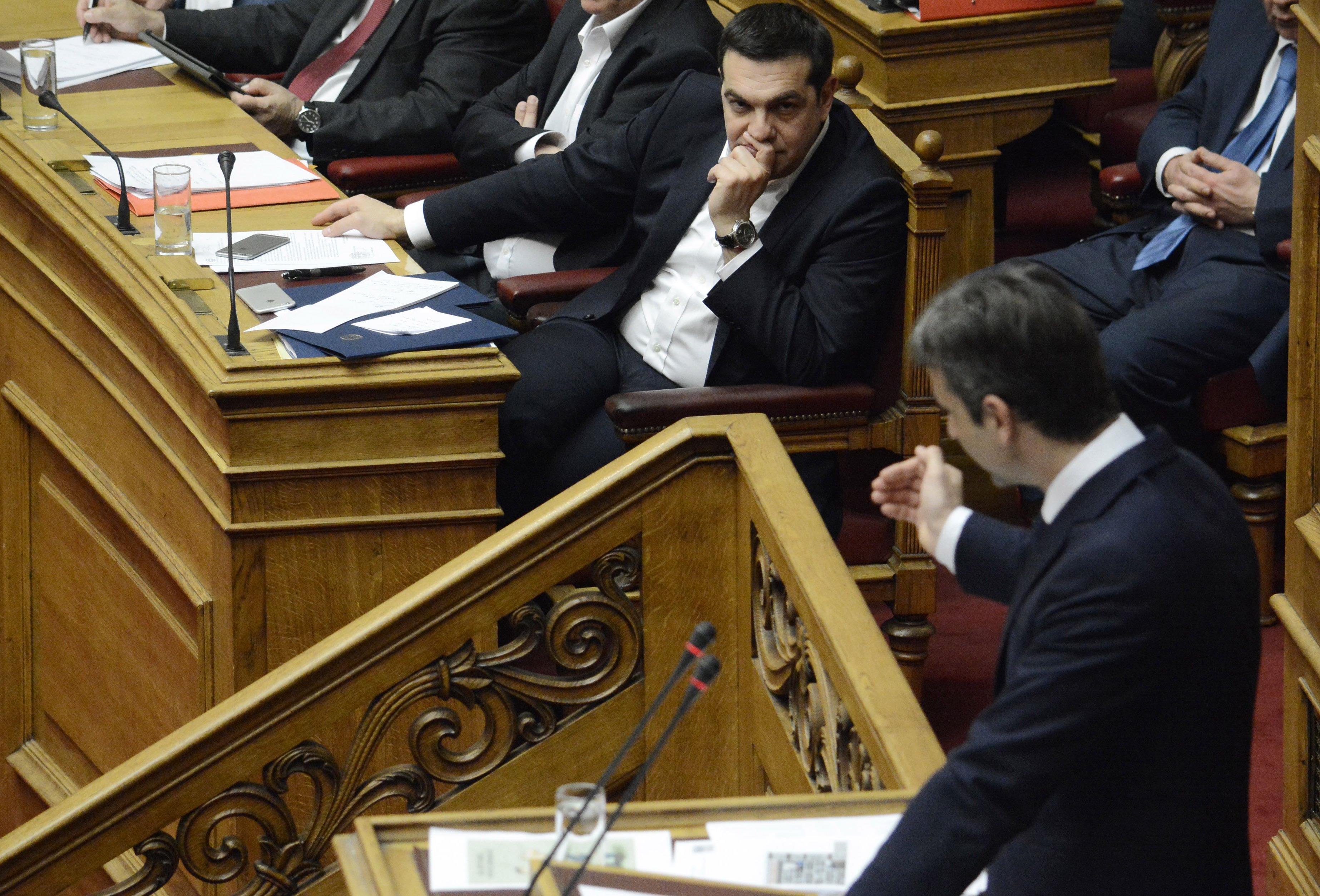 Live: Προ ημερησίας διατάξεως συζήτηση στη Βουλή για την οικονομία