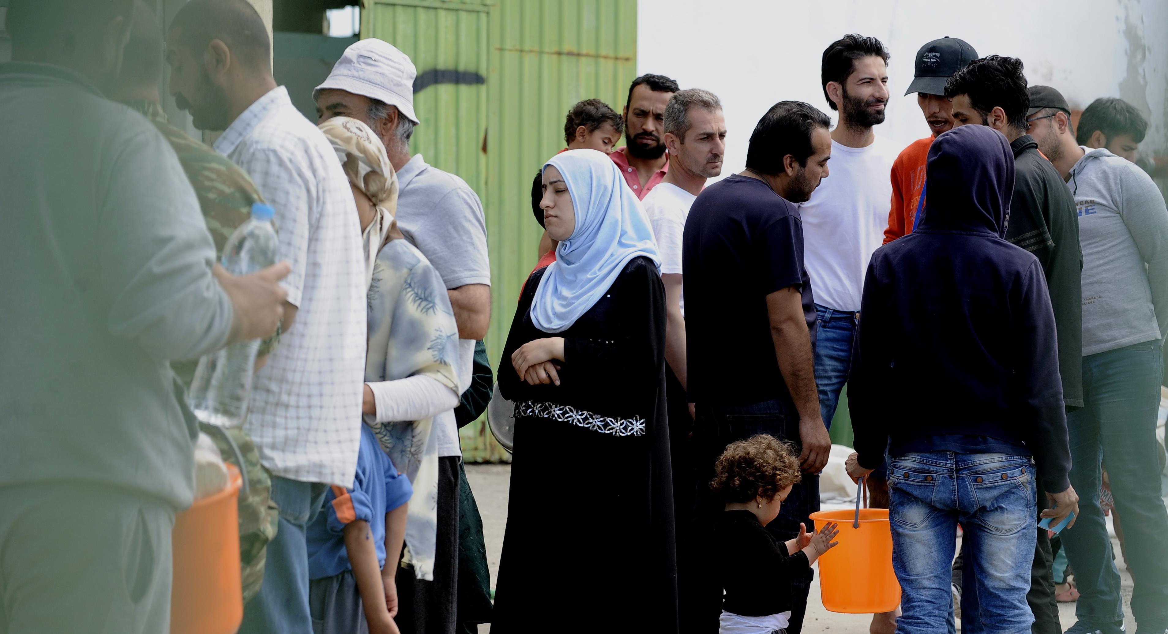 Δεκάδες σύροι πρόσφυγες διαμαρτυρήθηκαν με πλακάτ στη Θεσσαλονίκη