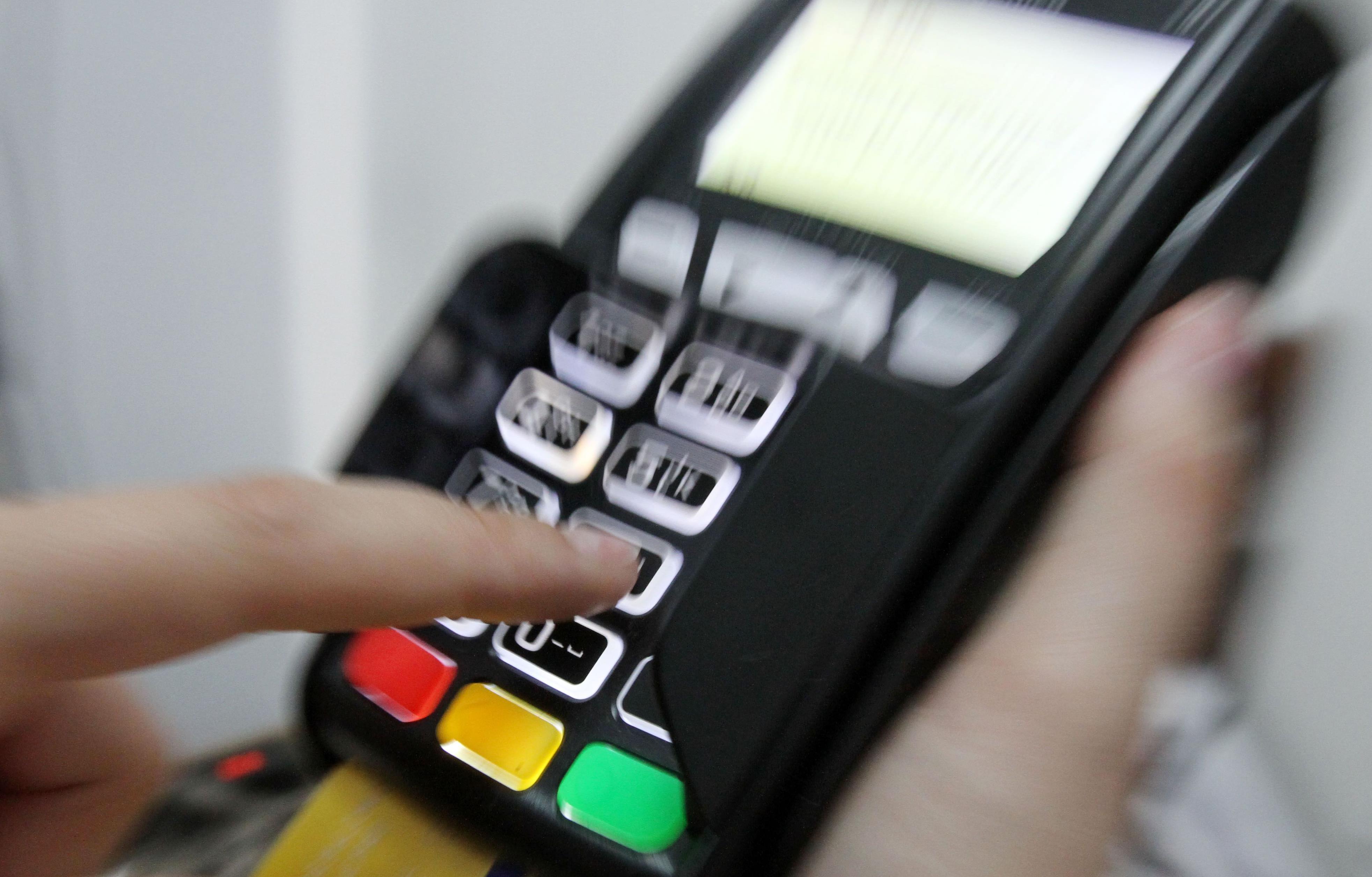 Επιείκεια στα πρόστιμα σε όσους ζήτησαν έγκαιρα αλλά δεν πήραν POS