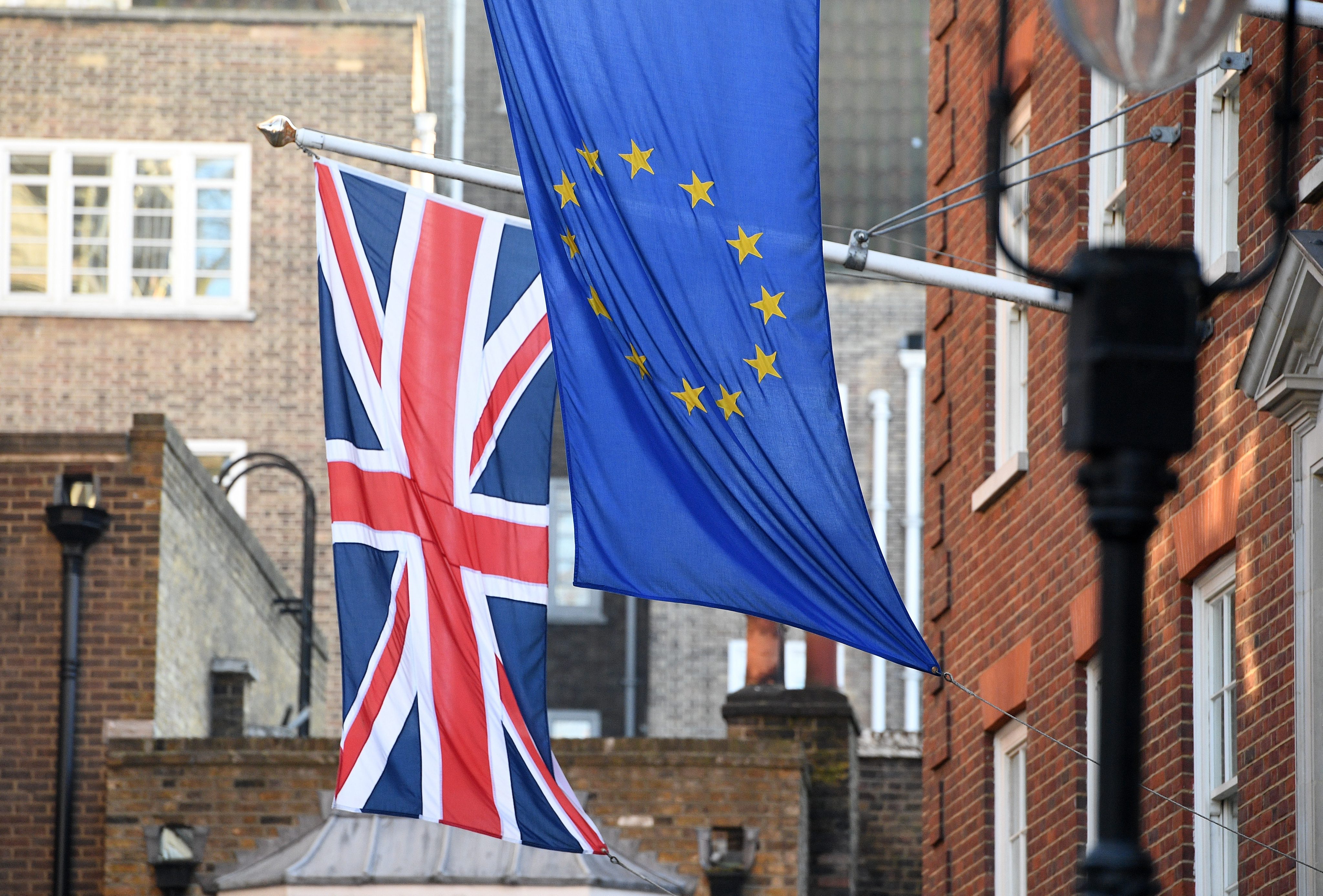 Brexit: Απρόσκοπτο εμπόριο θέλει το Λονδίνο, «δεν υπάρχουν αυτά» απαντά η ΕΕ