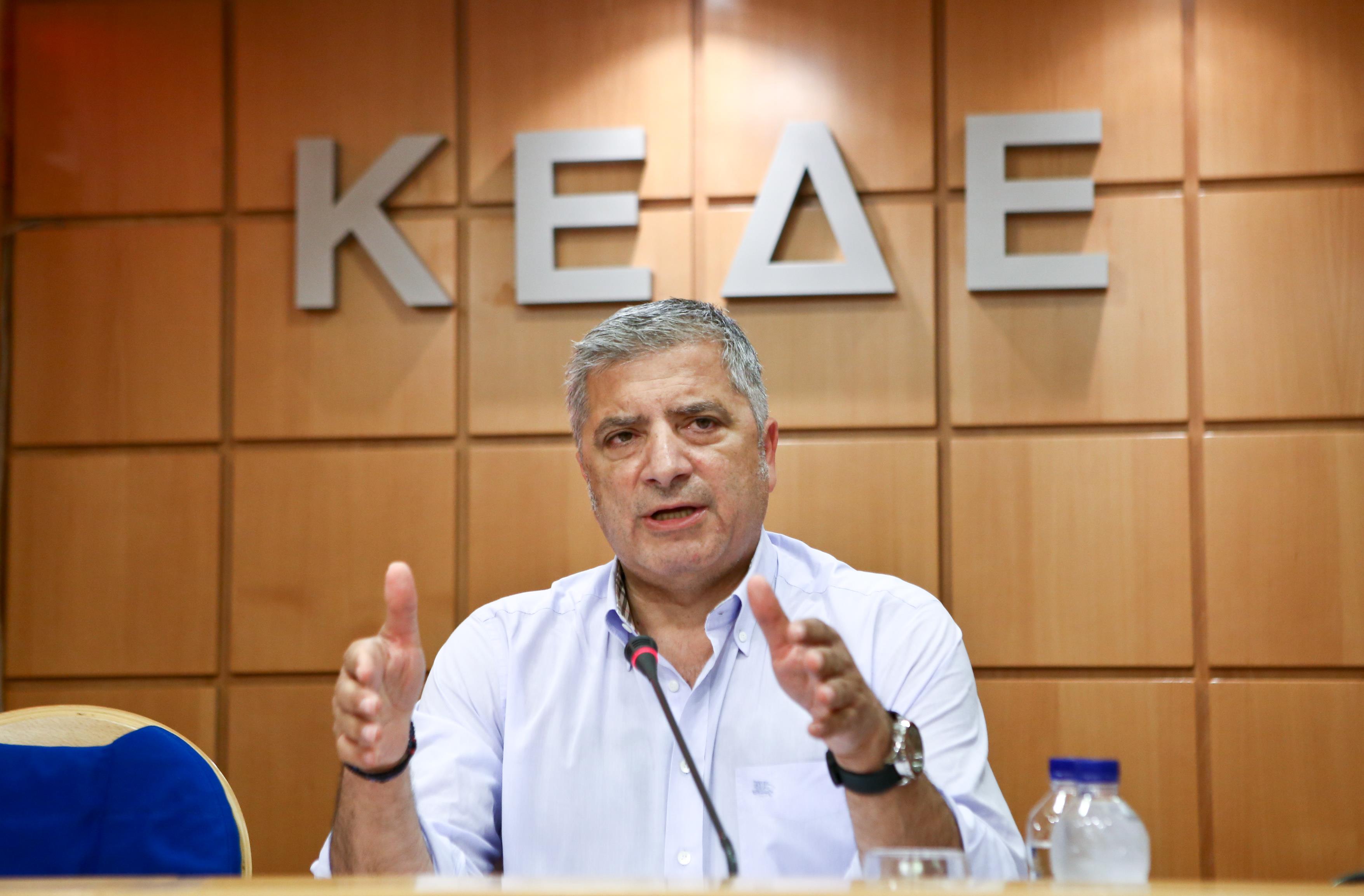 Διευκρινίσεις για τους συμβασιούχους ζητά η ΚΕΔΕ από τον Σκουρλέτη