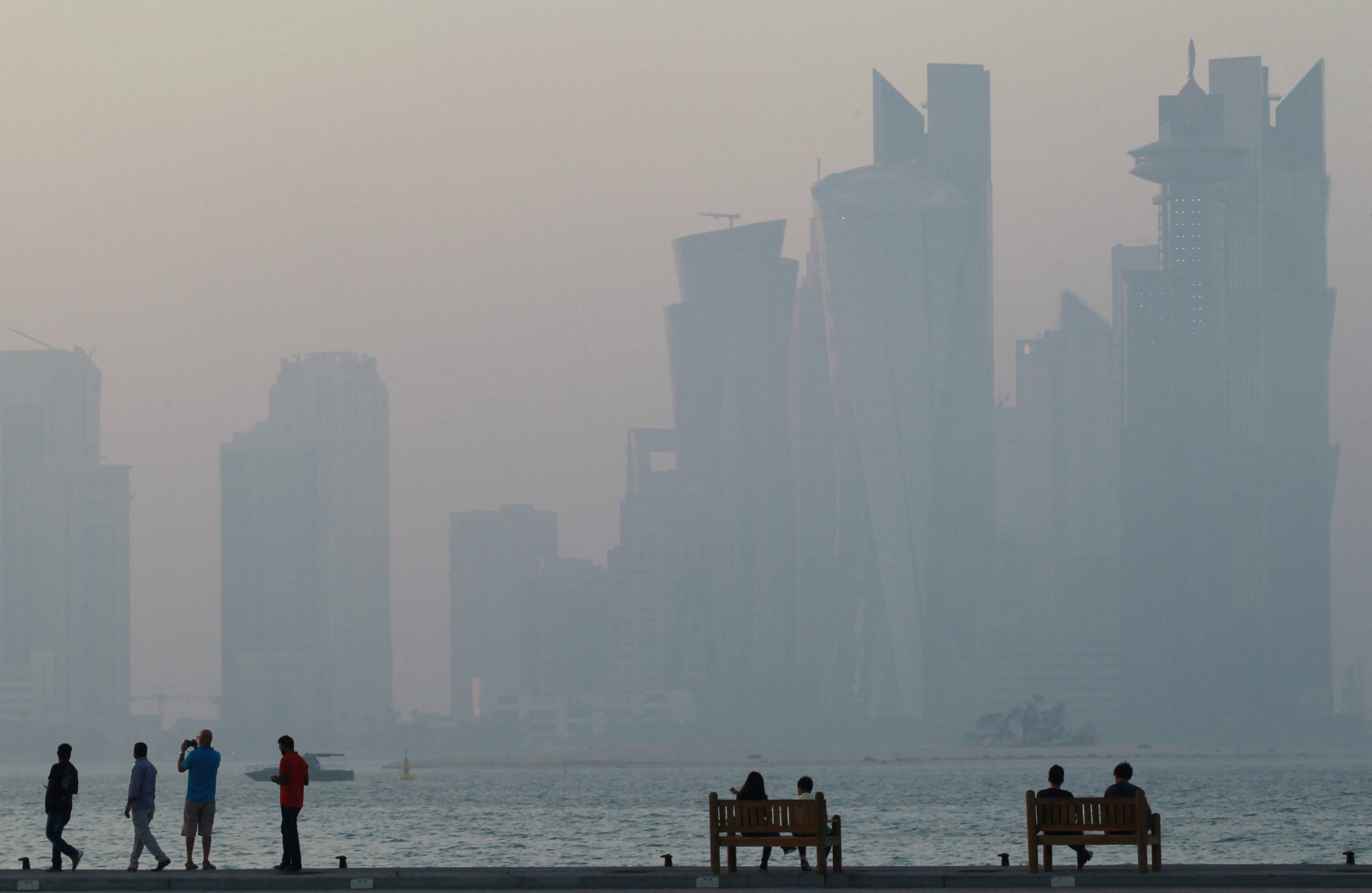 Τα Εμιράτα προαναγγέλλουν νέα μέτρα κατά του Κατάρ, αρνούνται το χακάρισμα