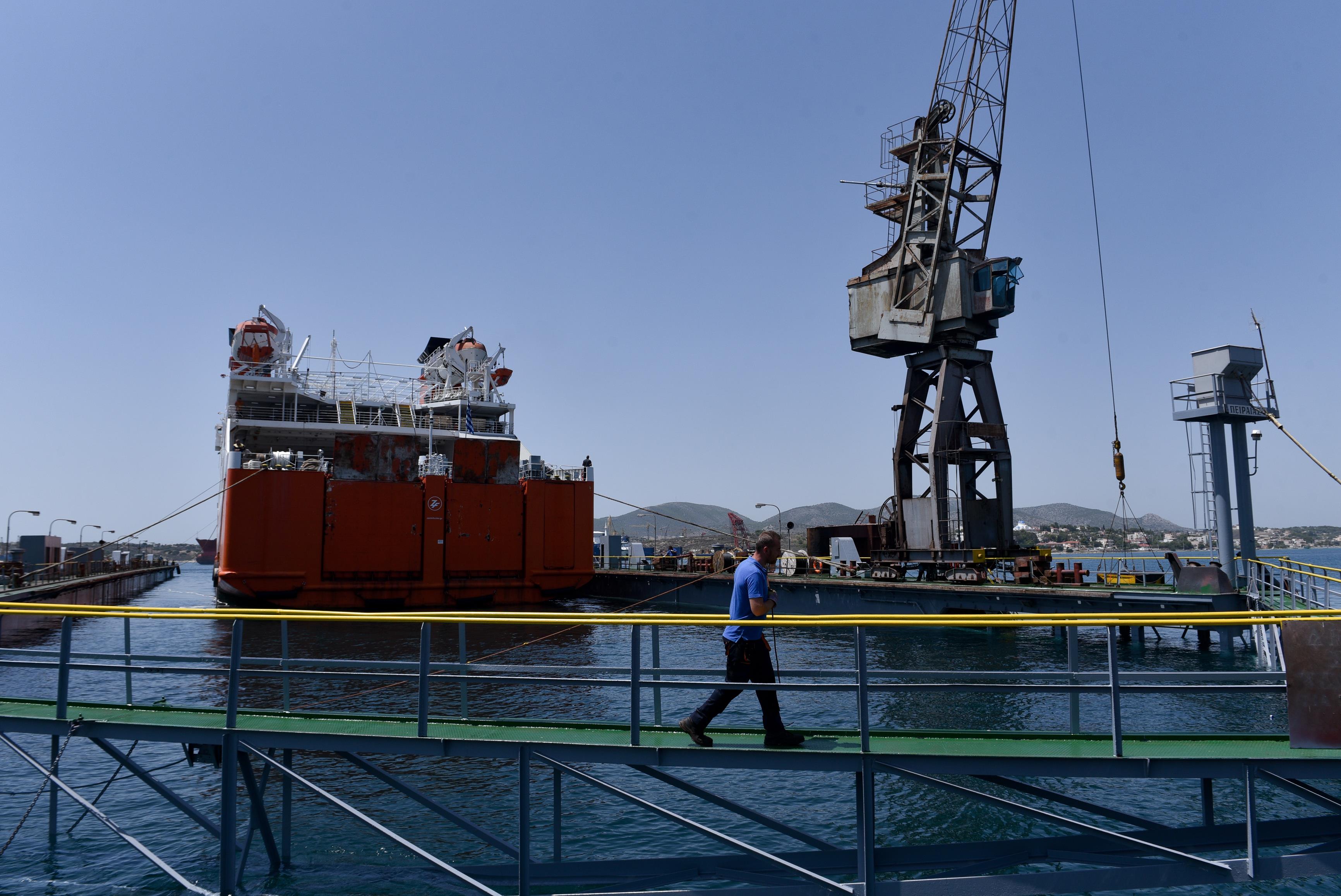 Προσέκρουσε στο λιμάνι της Σερίφου το «Διονύσιος Σολωμός»