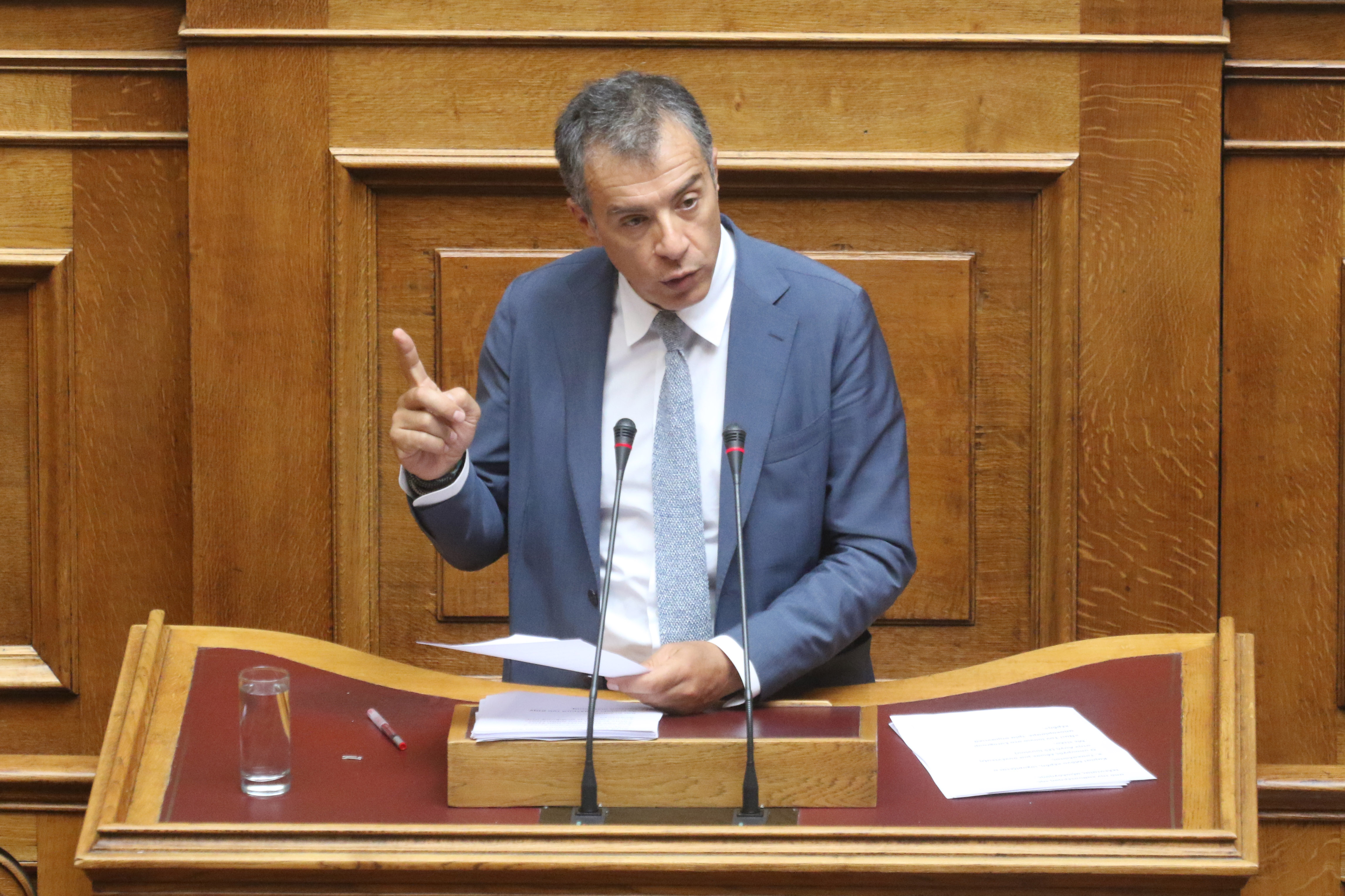 Θεοδωράκης: Να μη φύγει το Κυπριακό από τη διεθνή ατζέντα
