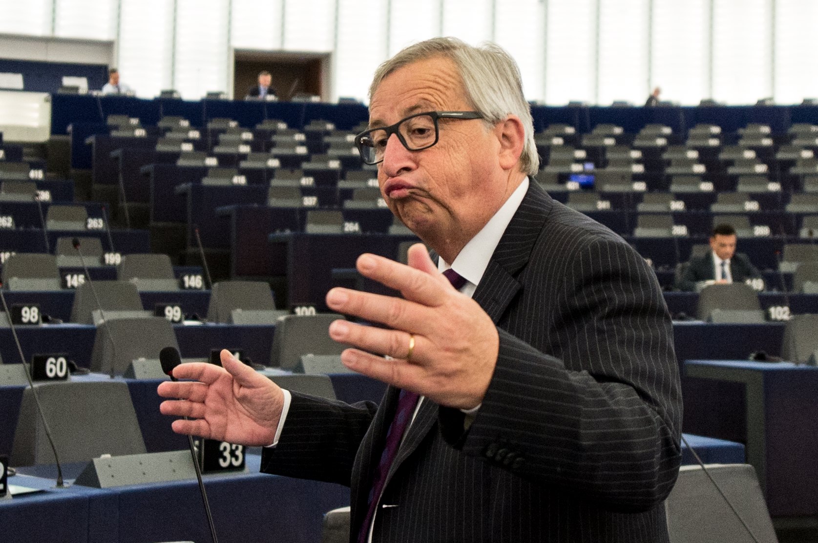 Γιούνκερ: Το άδειο Ευρωκοινοβούλιο είναι γελοίο
