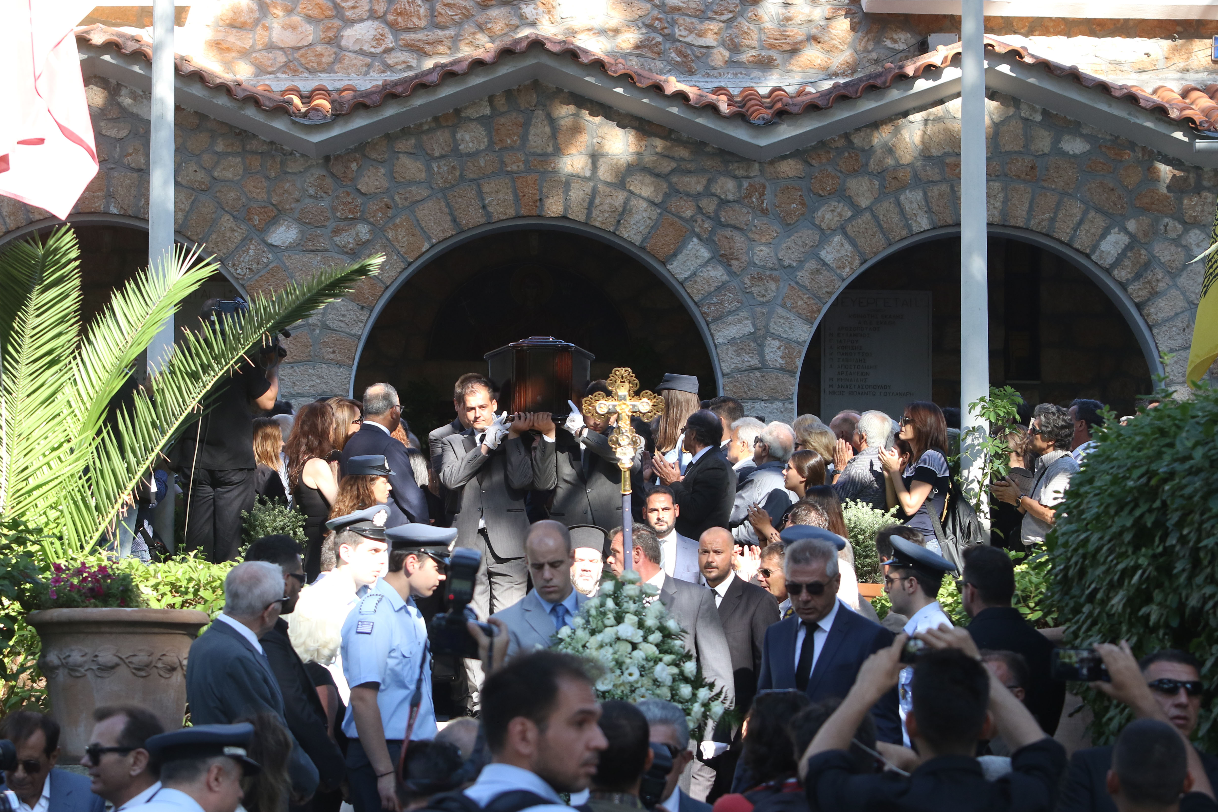 Πλήθος κόσμου αποχαιρέτισε τον Μίνωα Κυριακού