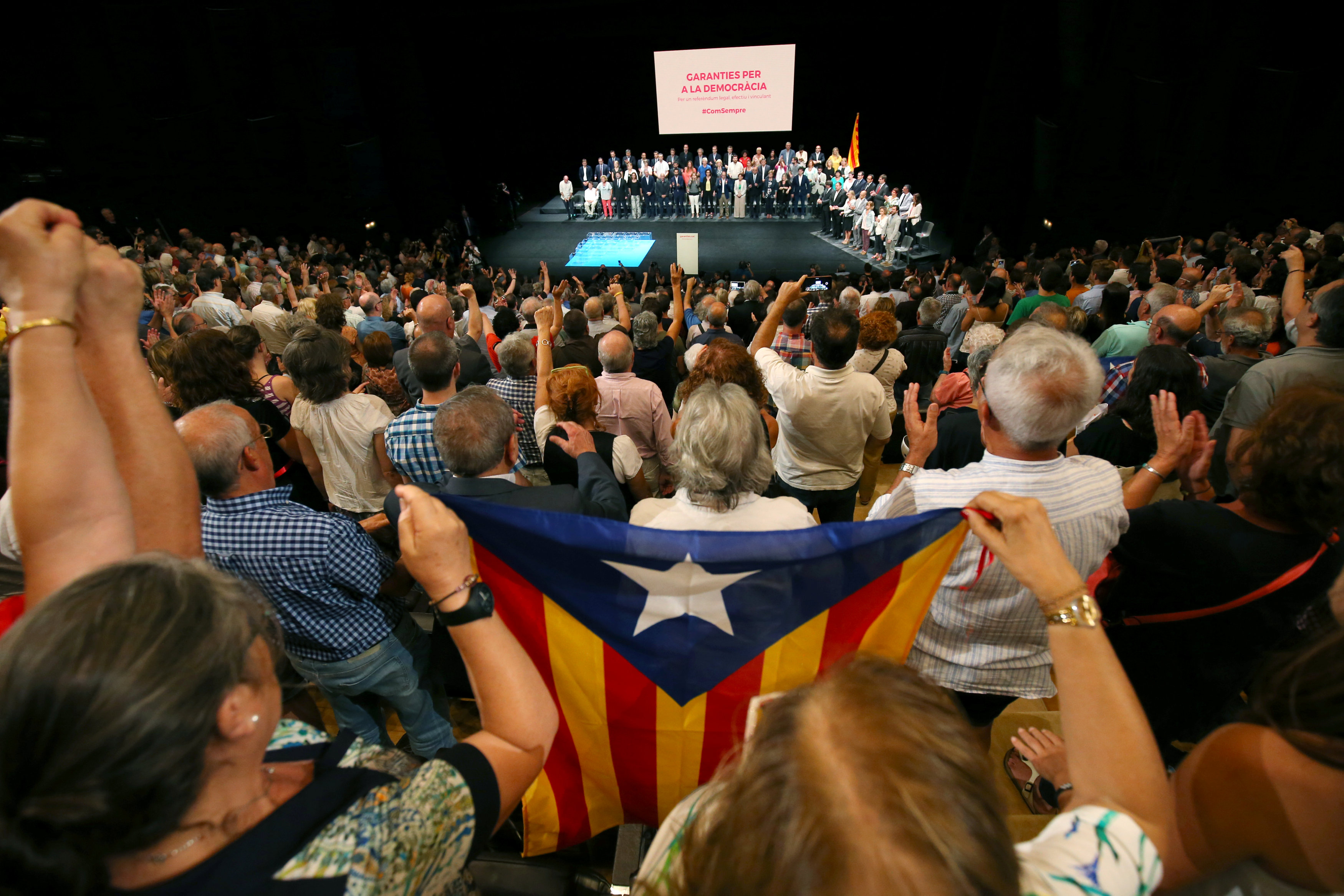H Ισπανία πάει στο Δικαστήριο για το δημοψήφισμα στην Καταλονία