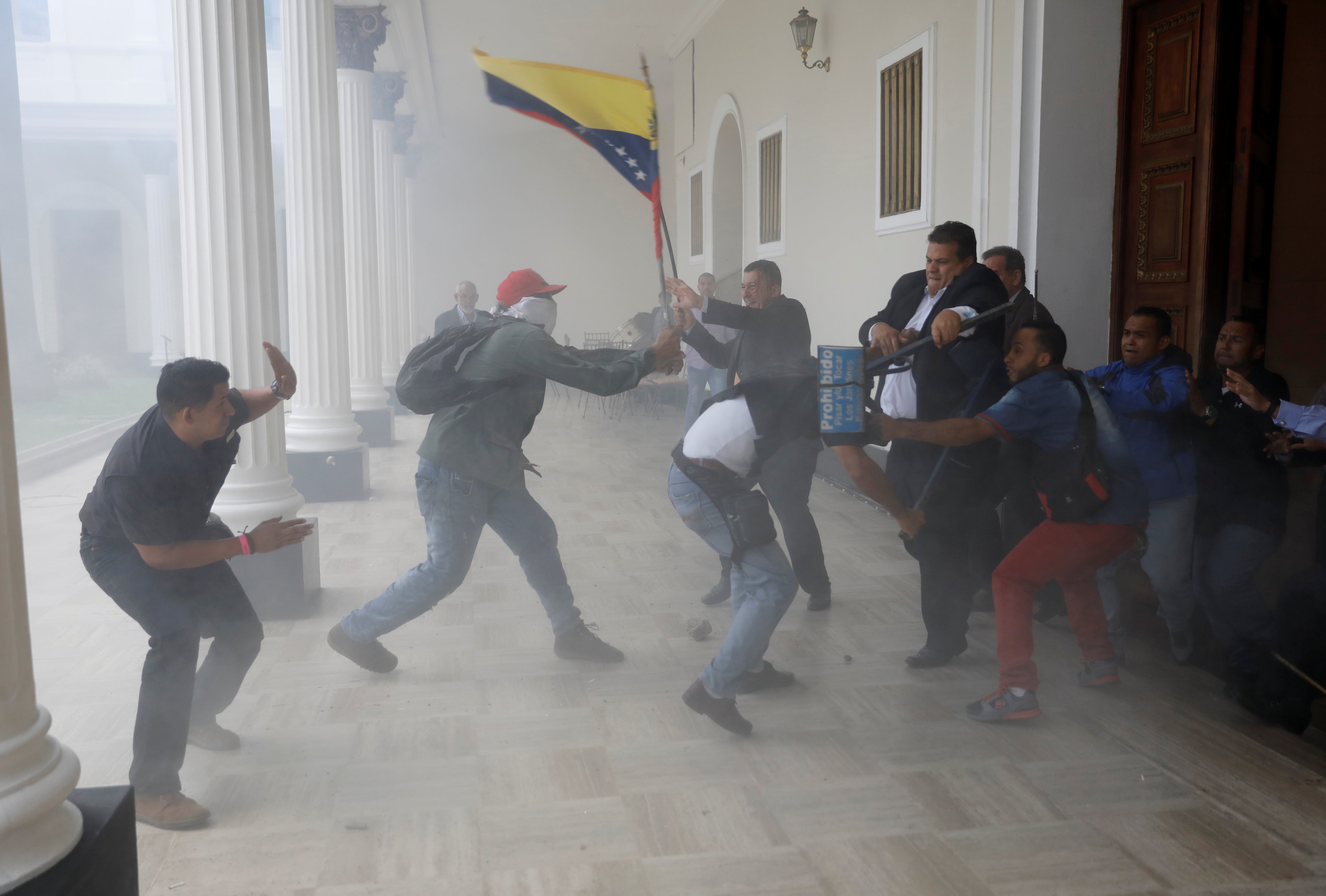 Bενεζουέλα: Mε ξύλα εισέβαλαν υποστηρικτές του Μαδούρο στη Βουλή