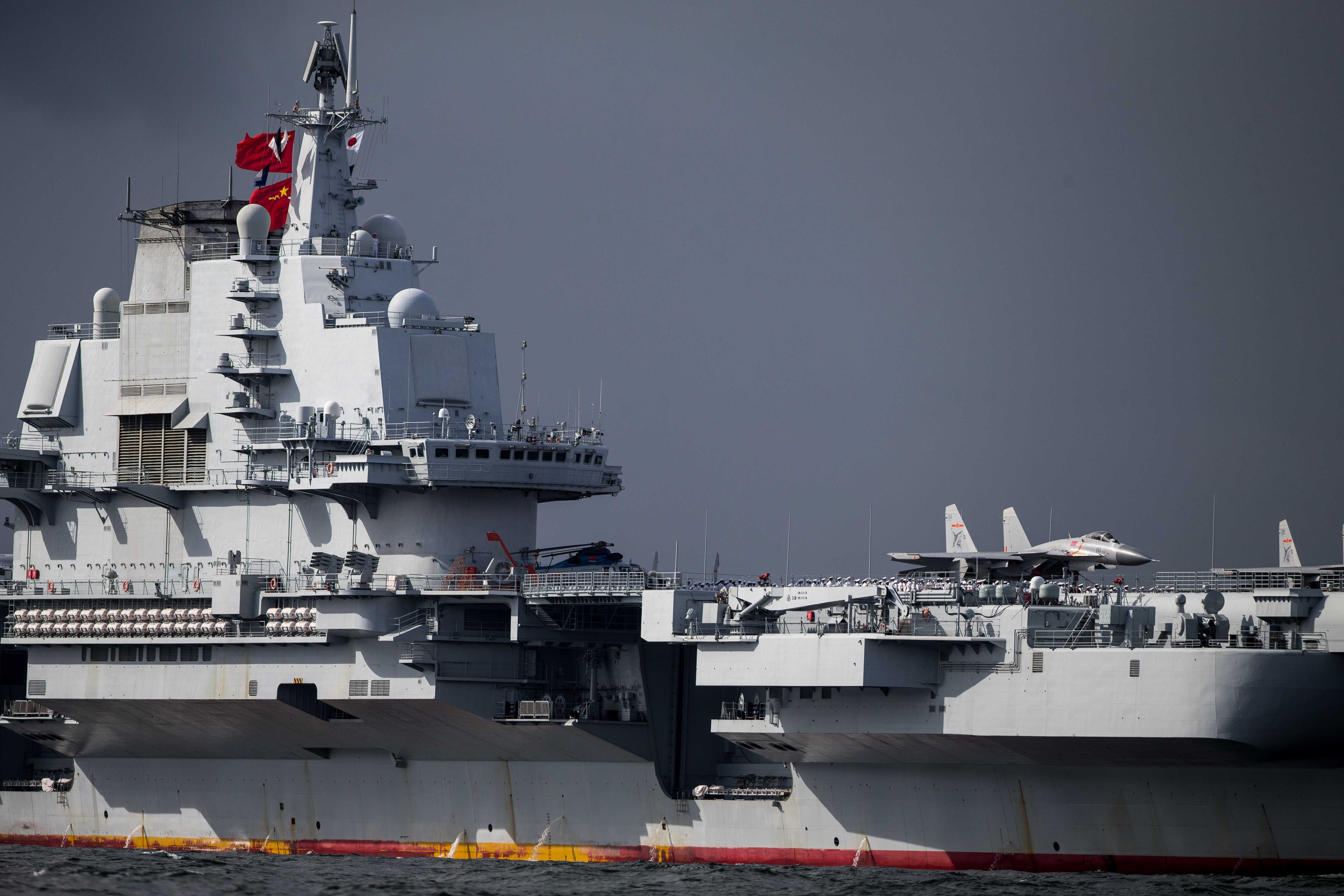 Το πρώτο κινεζικό αεροπλανοφόρο Λιαονίνγκ μπήκε στο Χονγκ Κονγκ