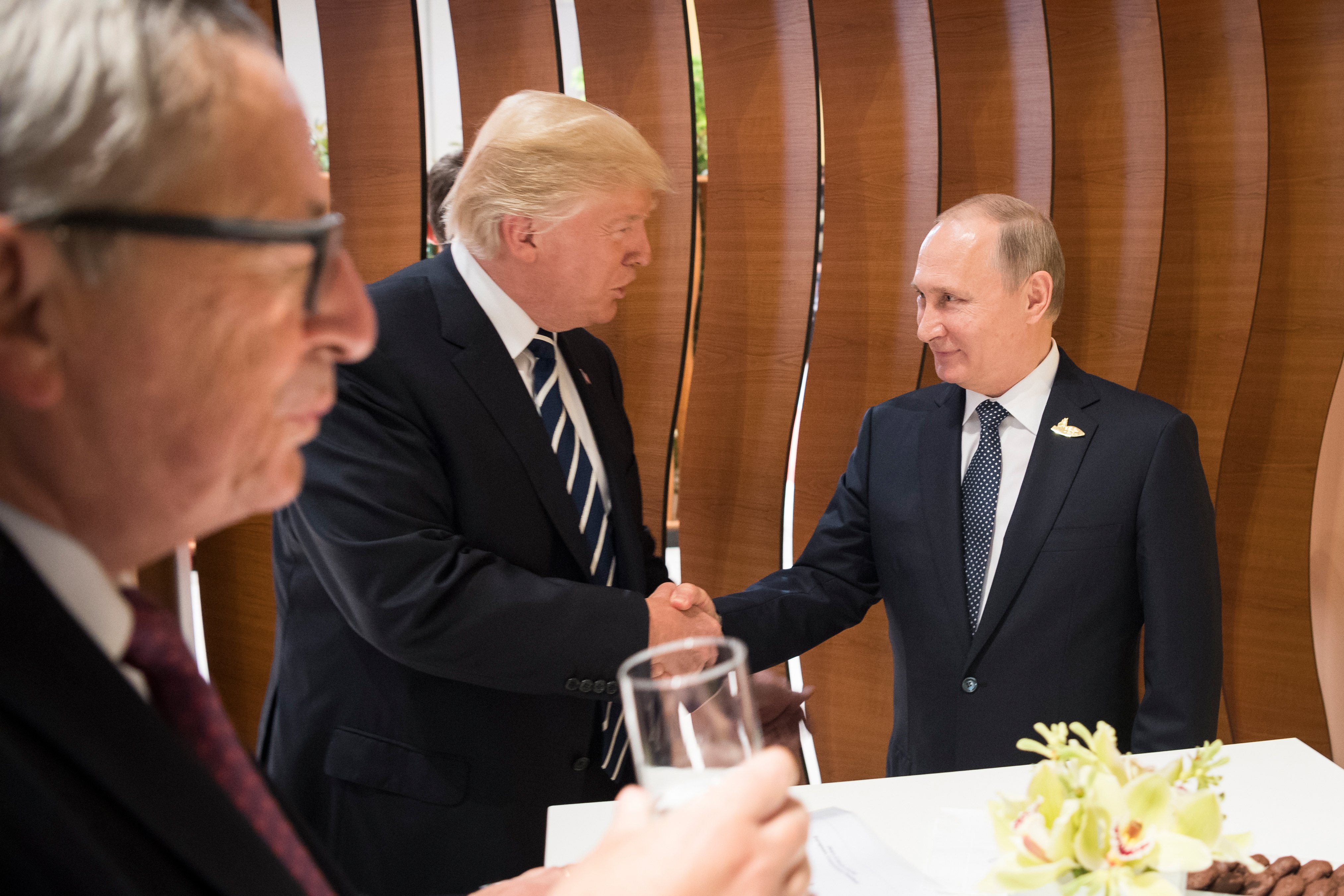 H πρώτη χειραψία του προέδρου Ντόναλντ Τραμπ με τον Πούτιν