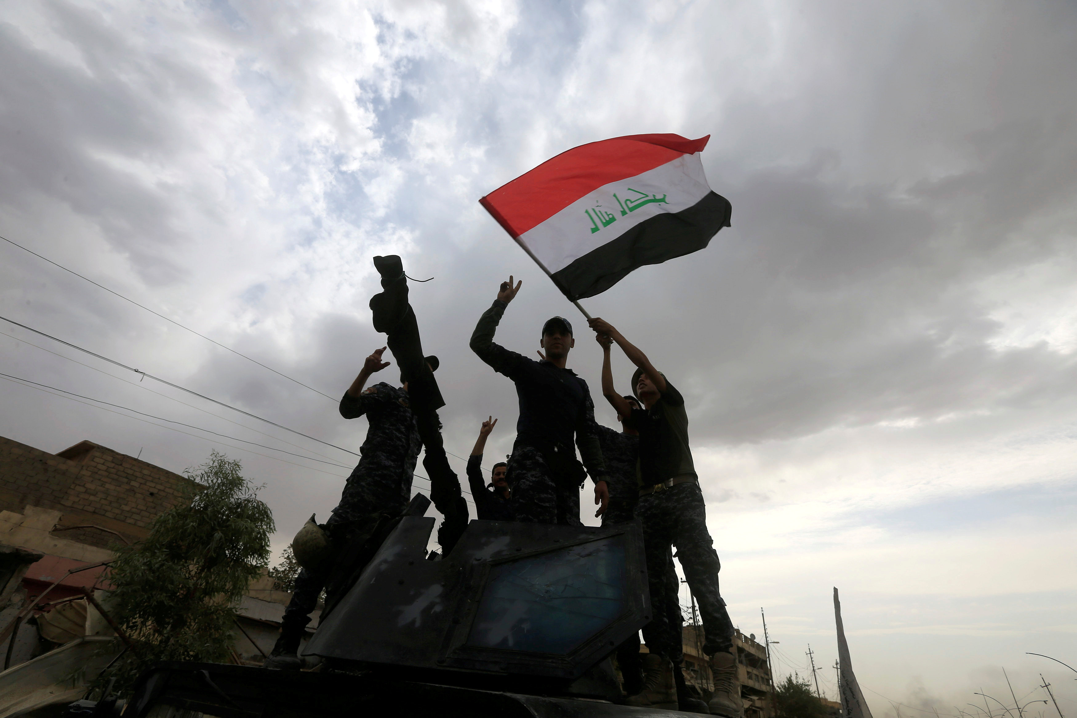 Η σημαία του Ιράκ κυματίζει στην παλιά πόλη της Μοσούλης