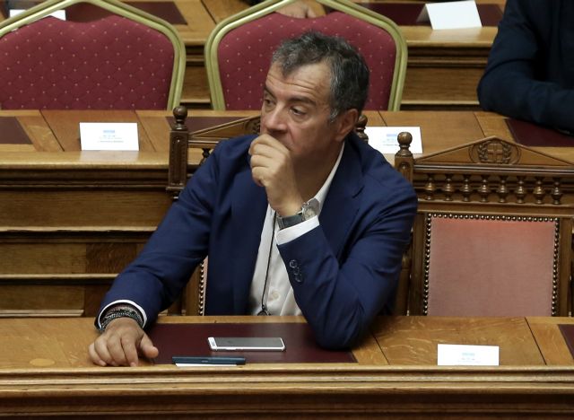 «Είναι αυτό Δημοκρατία;» αναρωτιέται ο Στ.Θεοδωράκης στην επέτειο