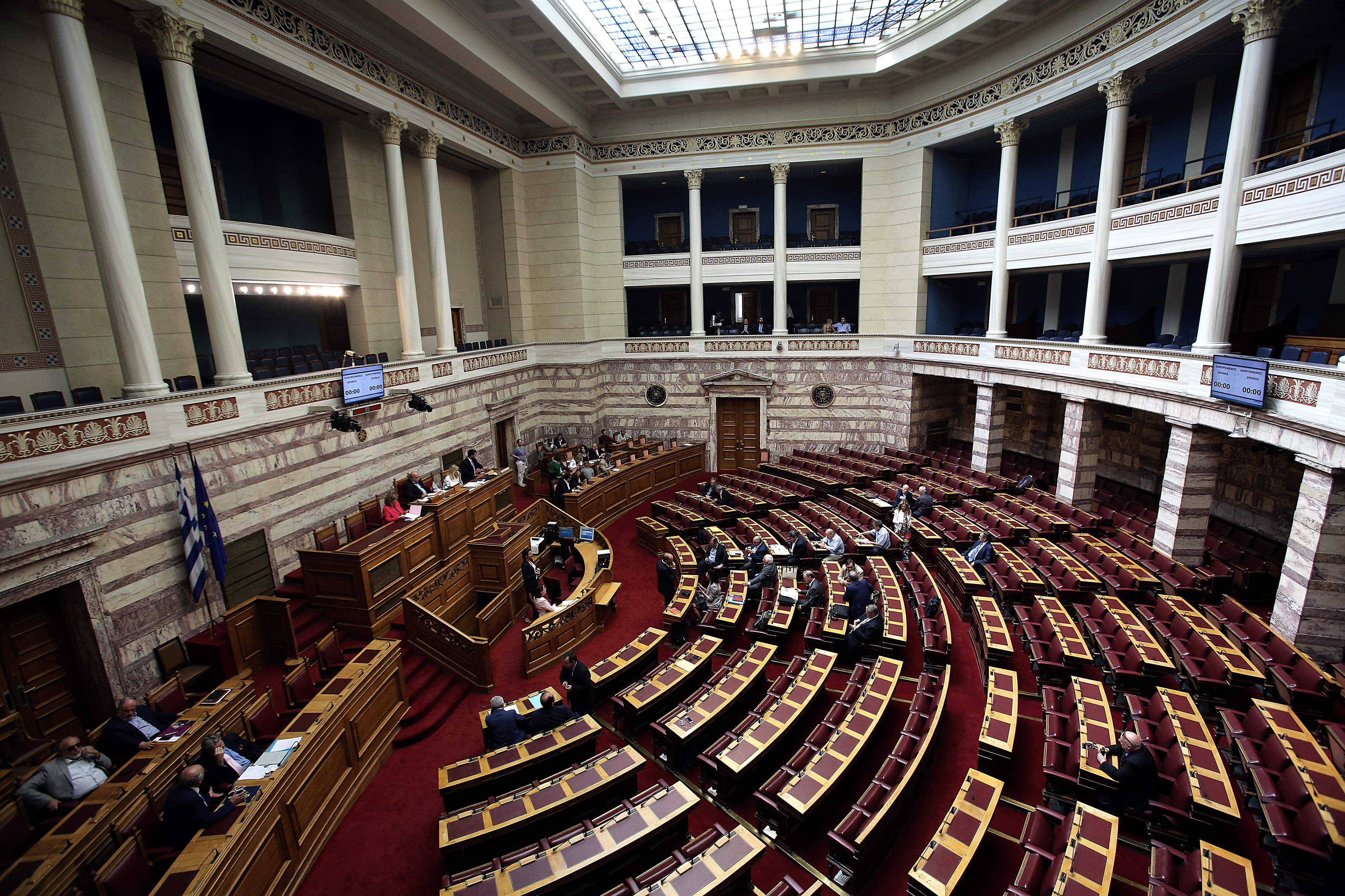 Οργισμένη η αντίδραση των κομμάτων με φόντο το βιβλίο Βαρουφάκη