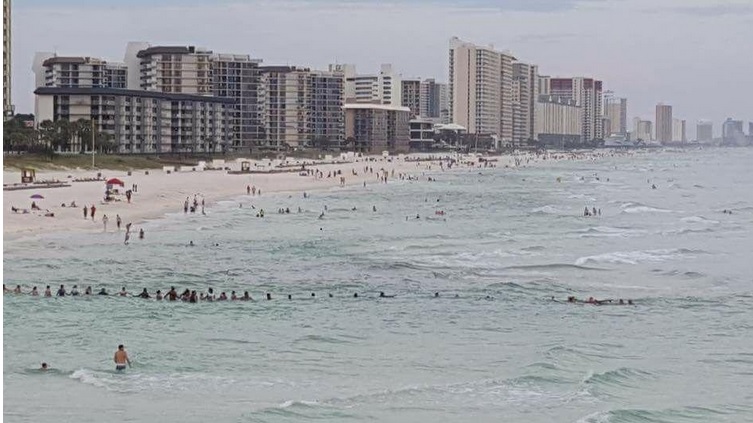 Όταν 80 άγνωστοι σχημάτισαν ανθρώπινη αλυσίδα για παιδιά που πνίγονταν