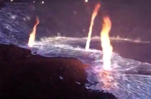 Εξωπραγματικές εικόνες από πυρκαγιά σε λόφο με θειάφι