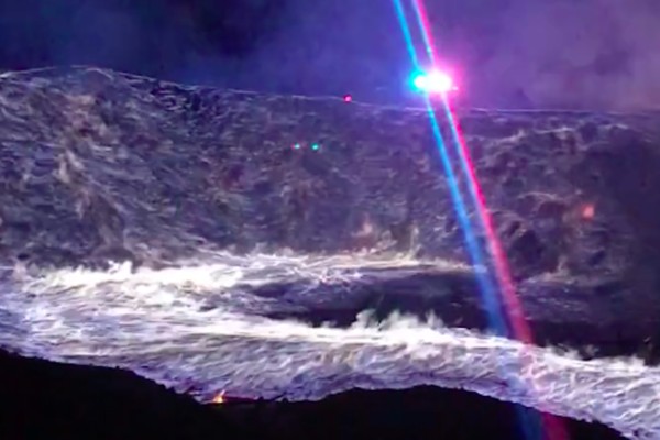 Εξωπραγματικές εικόνες από πυρκαγιά σε λόφο με θειάφι