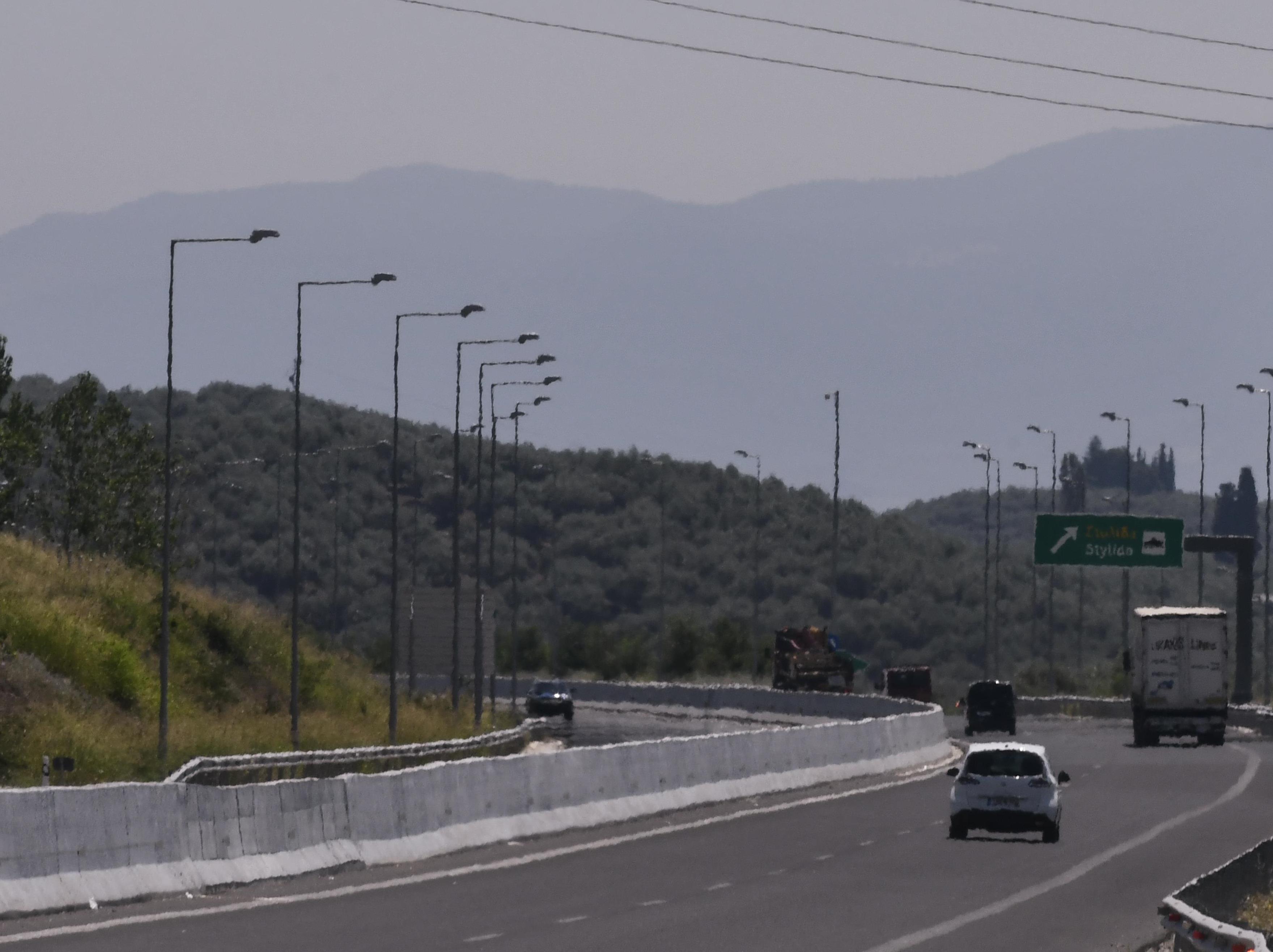 Πτώση βράχων στην παλαιά εθνική οδό Αθηνών-Θεσσαλονίκης λόγω κακοκαιρίας