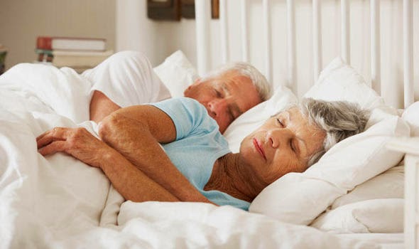 Μελέτη εξηγεί γιατί όσο μεγαλώνουμε κοιμόμαστε λιγότερο