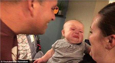 Βίντεο: Αυτό είναι το πιο ζηλιάρικο μωρό που έχετε δει!