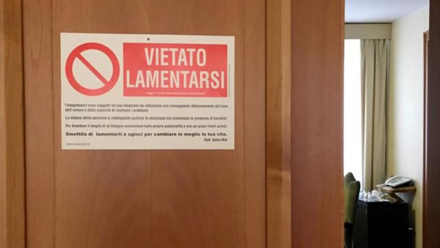 «Μην γκρινιάζετε!», η εντολή του Πάπα στην πόρτα του γραφείου του