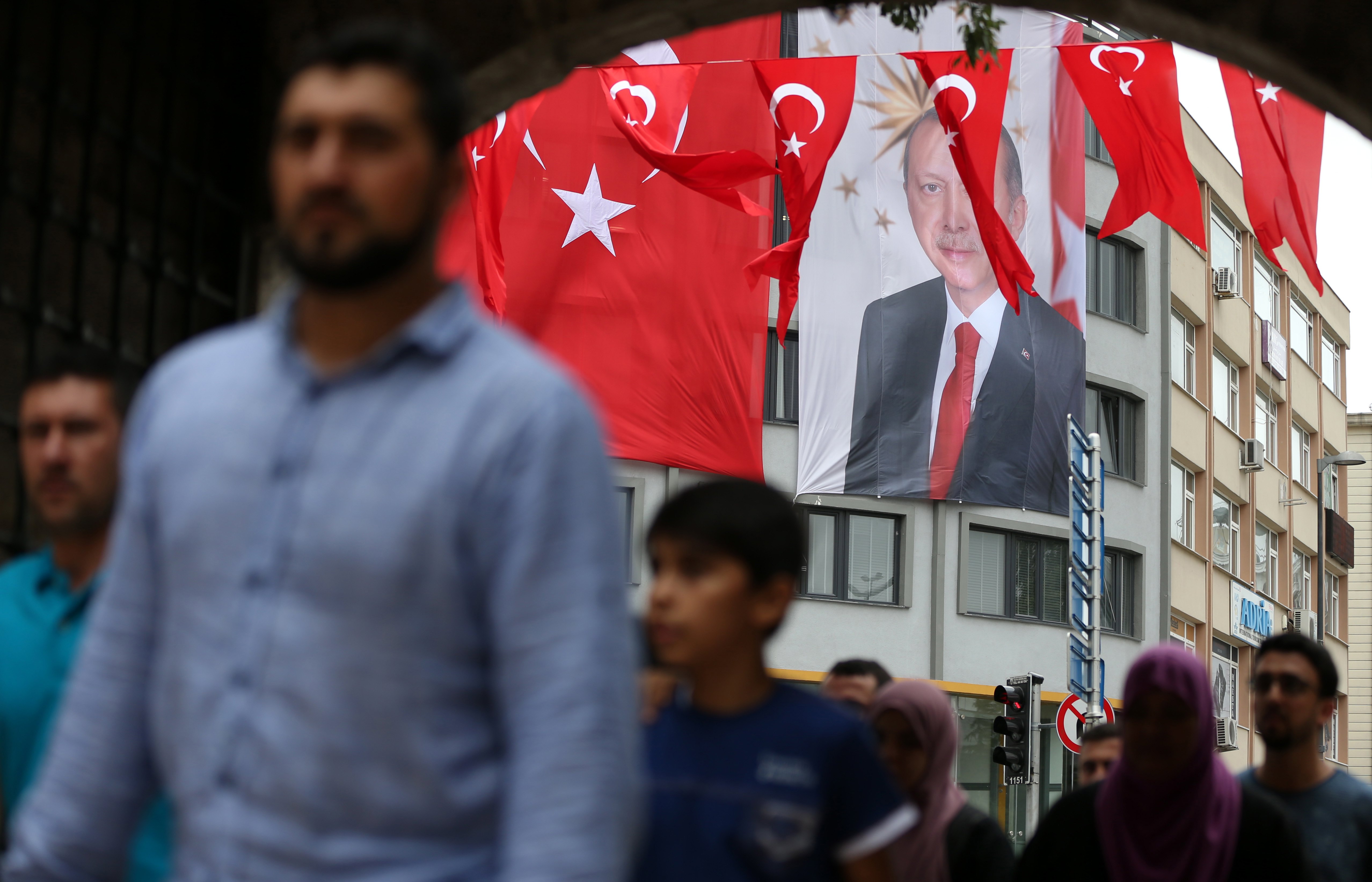 Απολύσεων συνέχεια στην Τουρκία ένα χρόνο μετά το πραξικόπημα