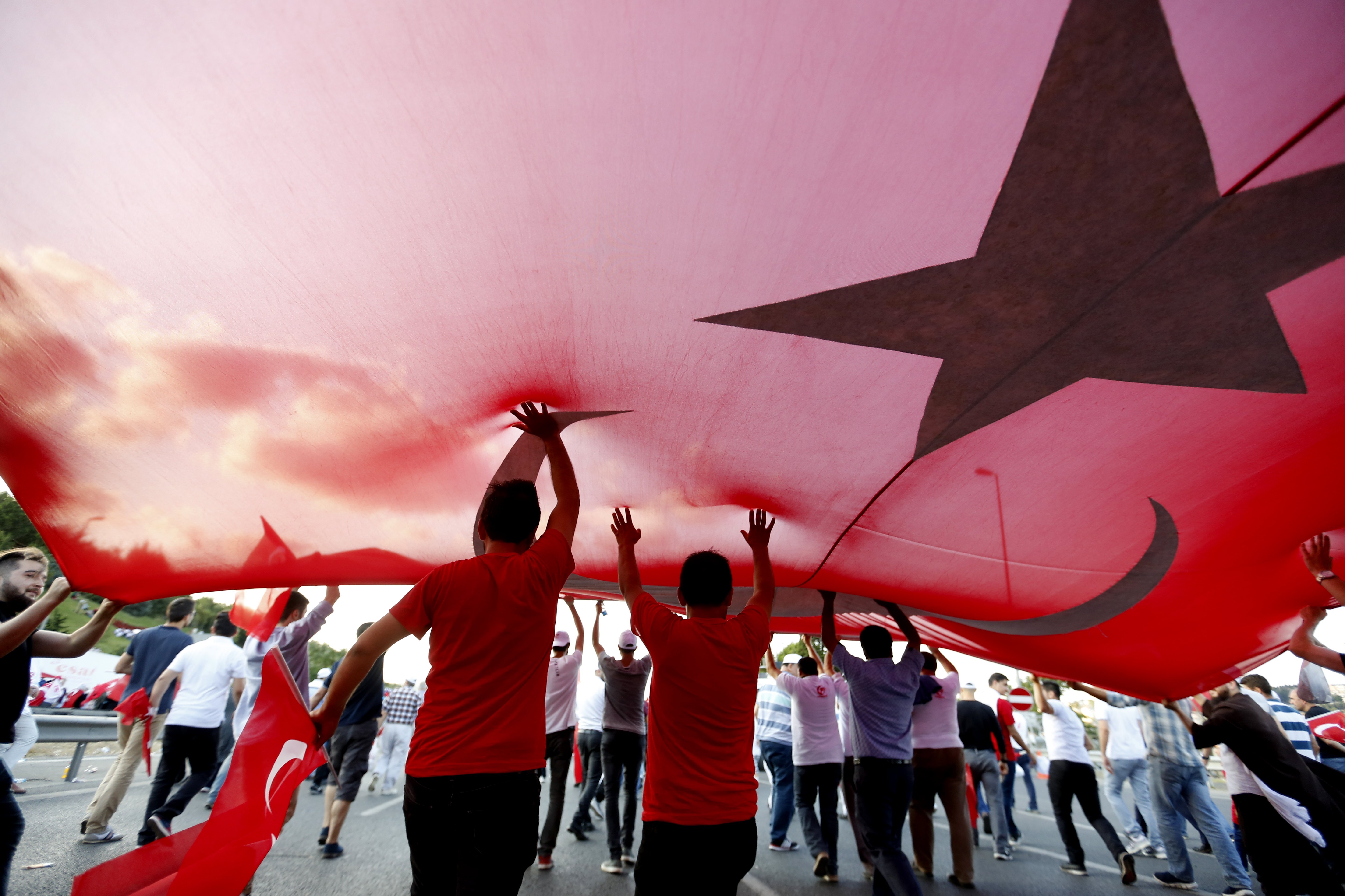 Στους δρόμους οι Τούρκοι ένα χρόνο μετά το αποτυχημένο πραξικόπημα