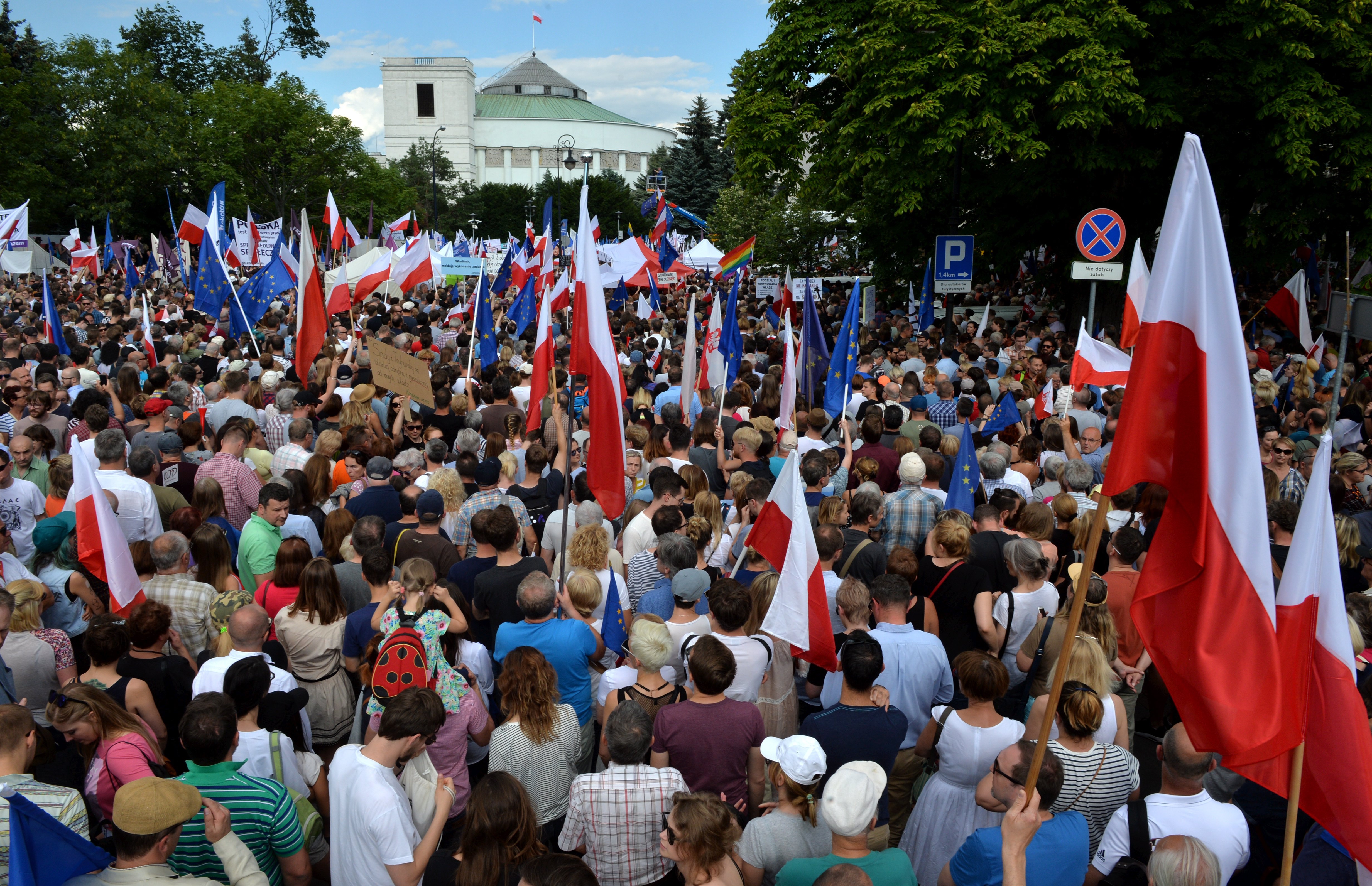 Η Πολωνία διαβρώνει το Κράτος Δικαίου, η ΕΕ καλείται να αντιδράσει