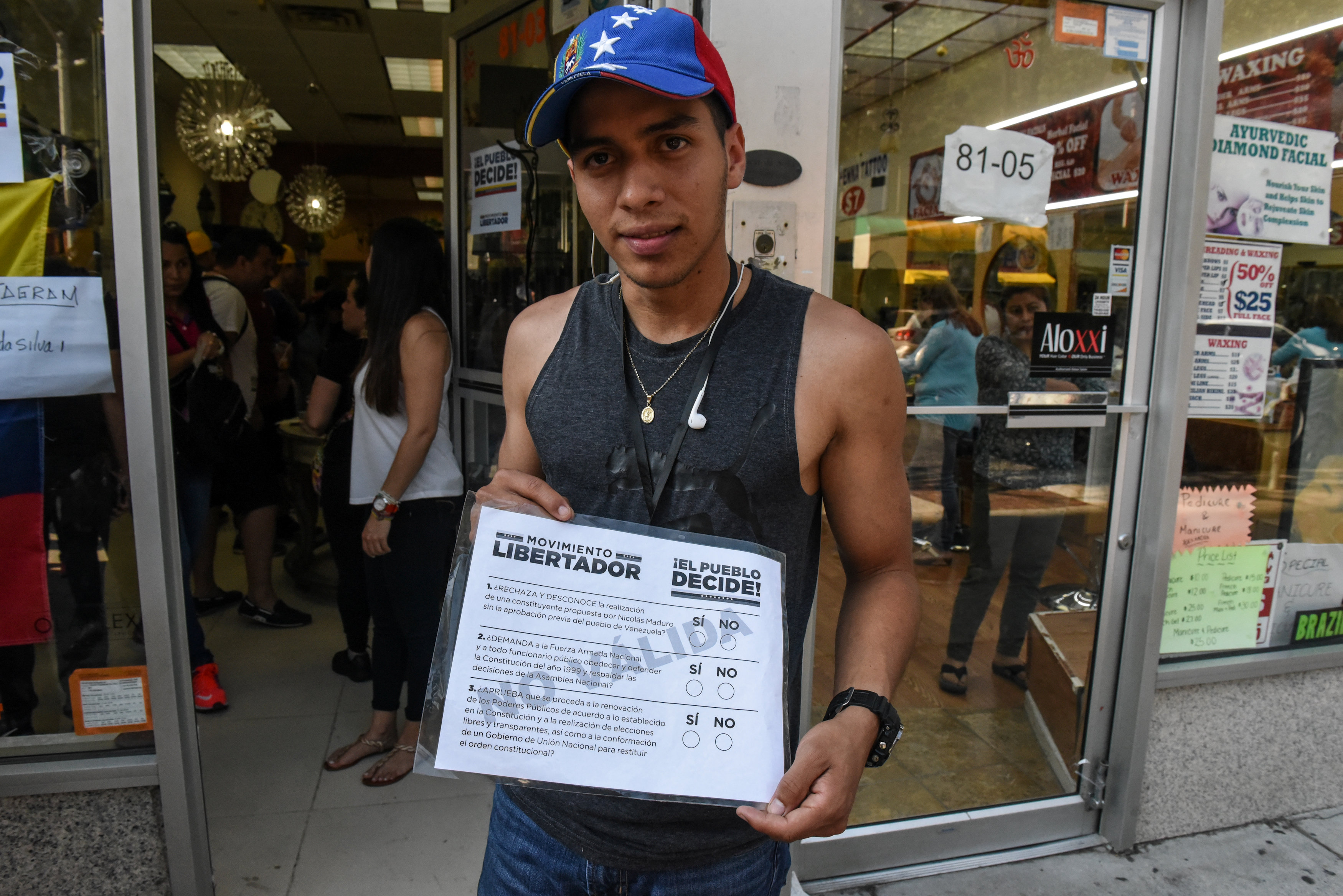 Μαζική η συμμετοχή στο δημοψήφισμα κατά του Μαδούρο