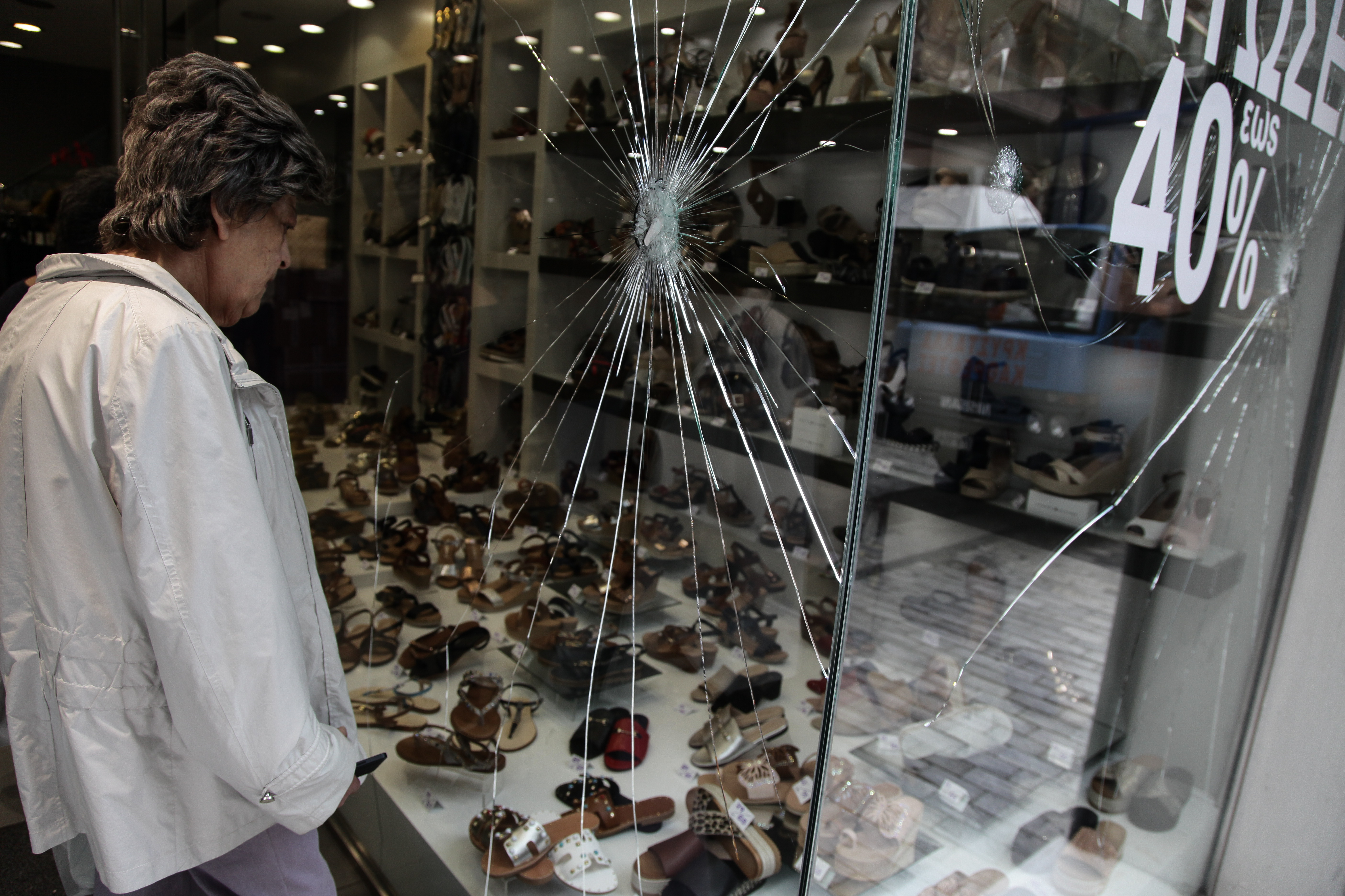 Την αποκατάσταση των ζημιών στις επιχειρήσεις στην Ερμού ζητά η ΓΣΕΒΕΕ